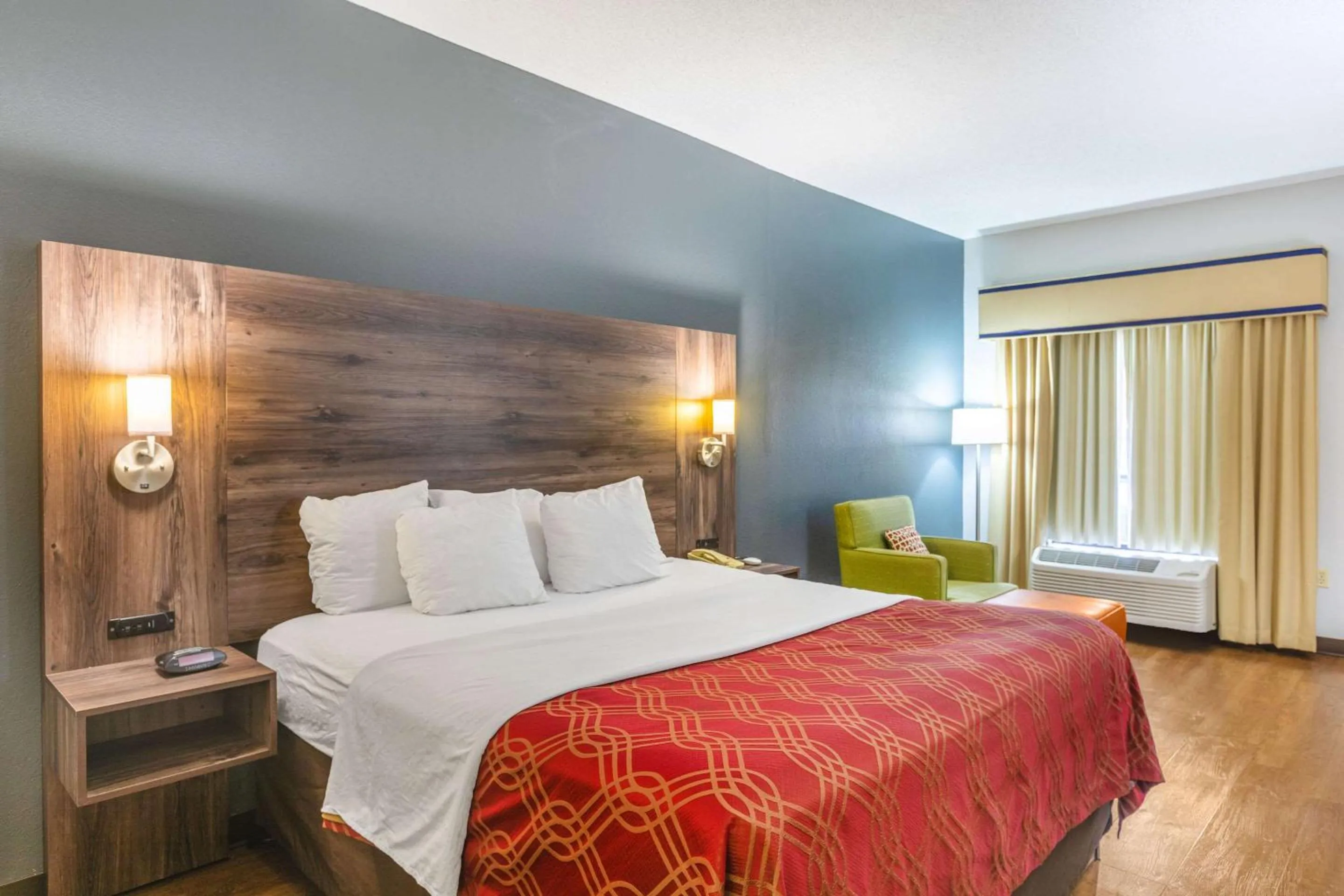 Photo of the whole room, Bed in Royal Palms Inn