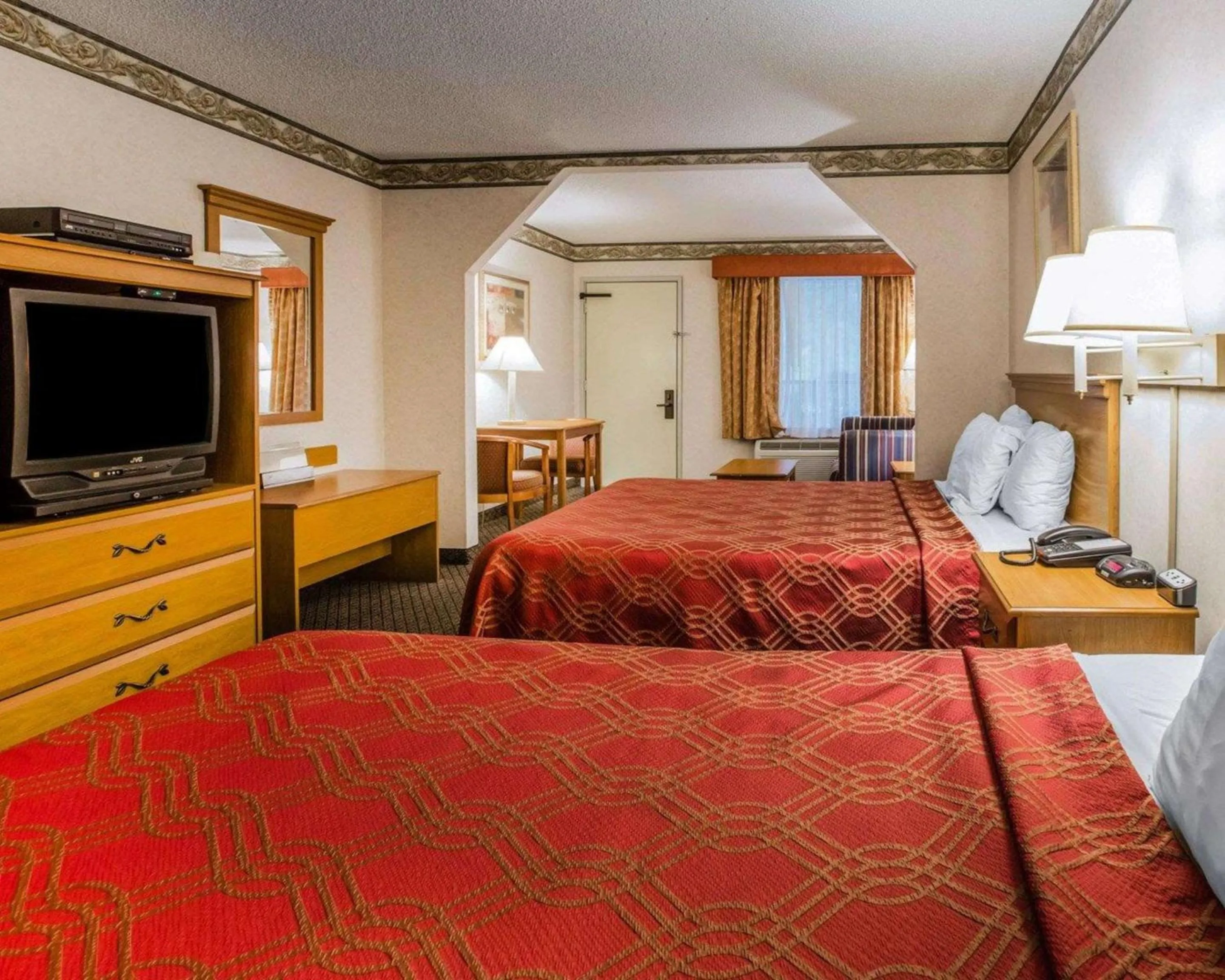 Photo of the whole room, Bed in Econo Lodge Villa Rica