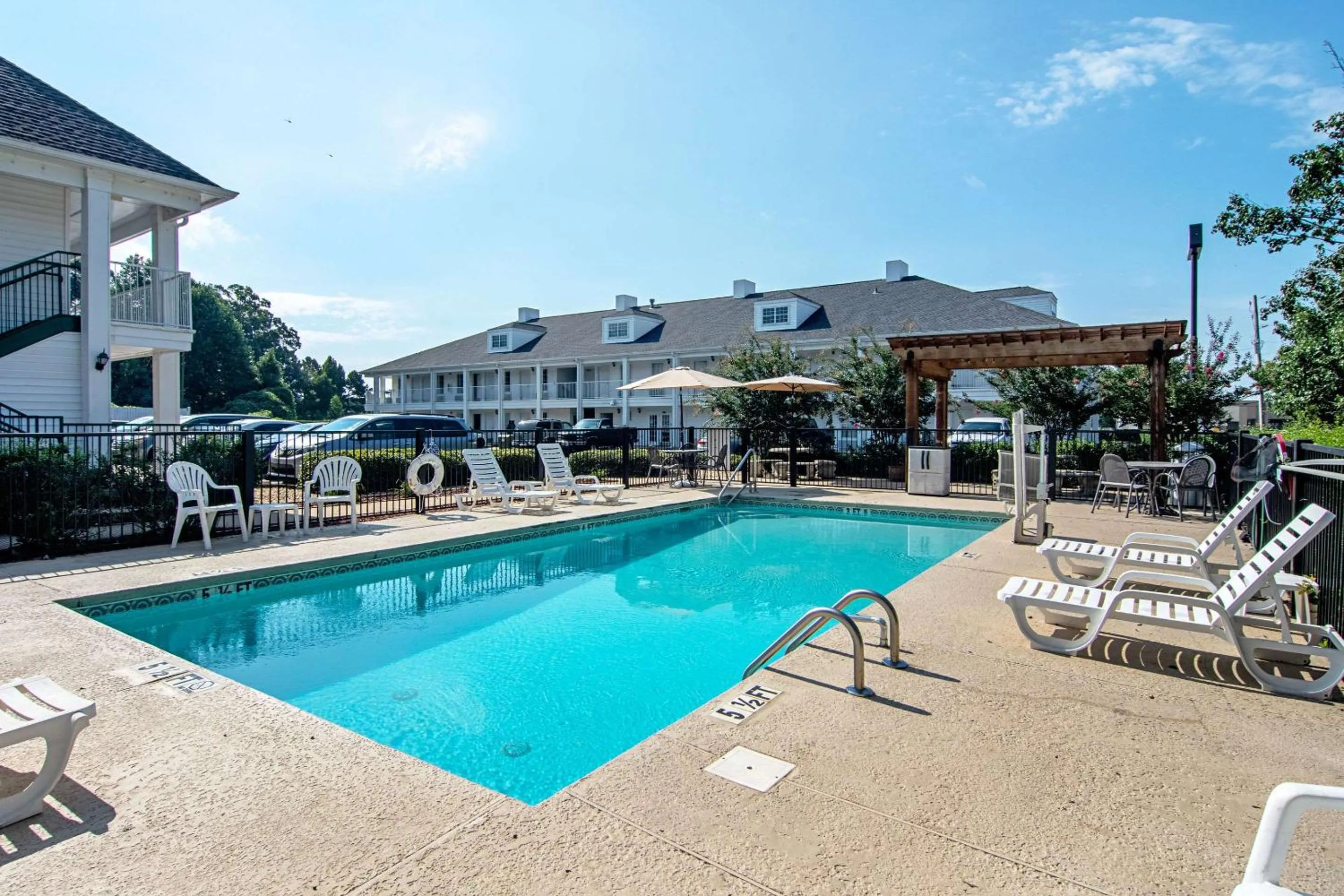 Swimming pool in Quality Inn Lagrange East I-85