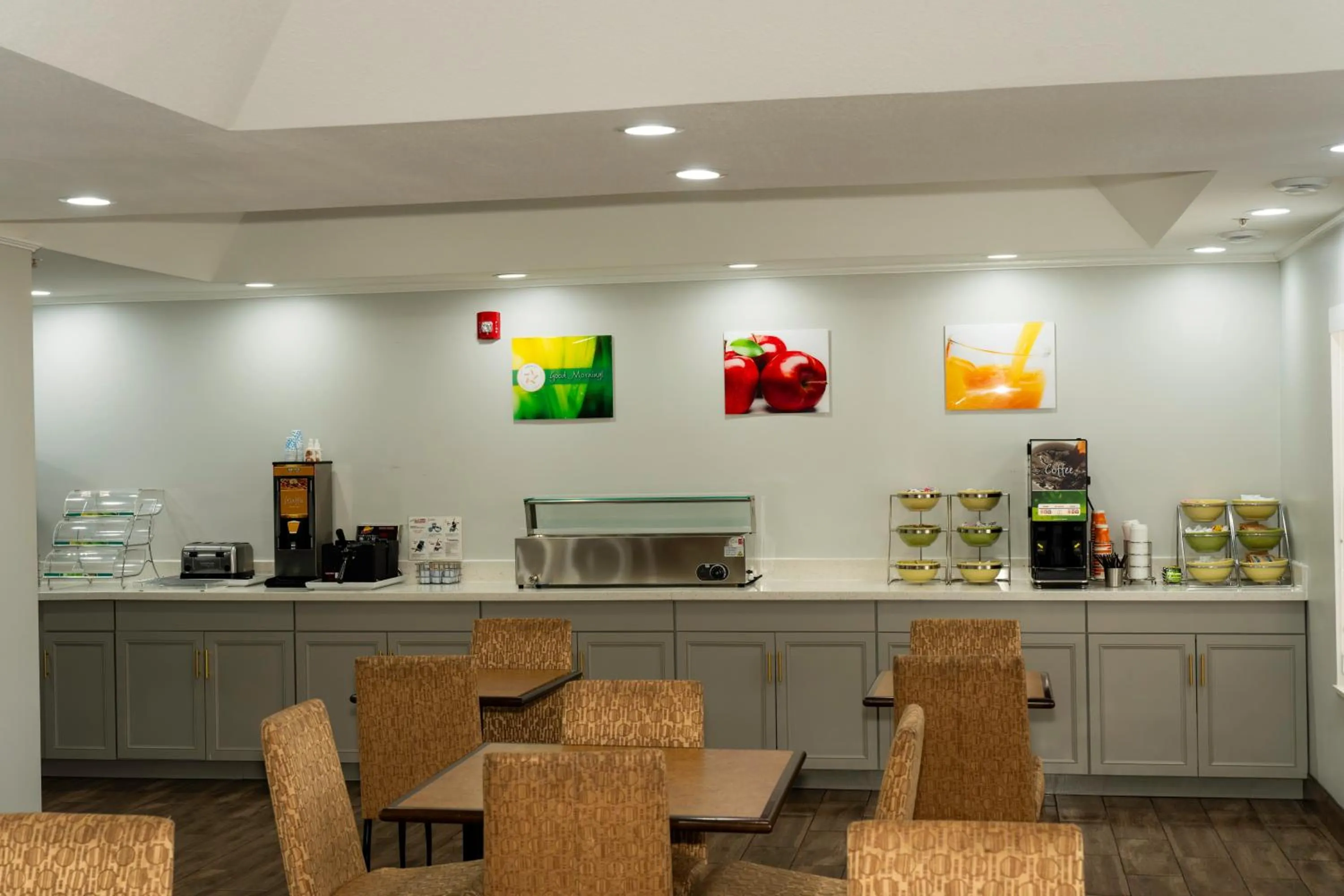 Coffee/tea facilities in Quality Inn Rome South
