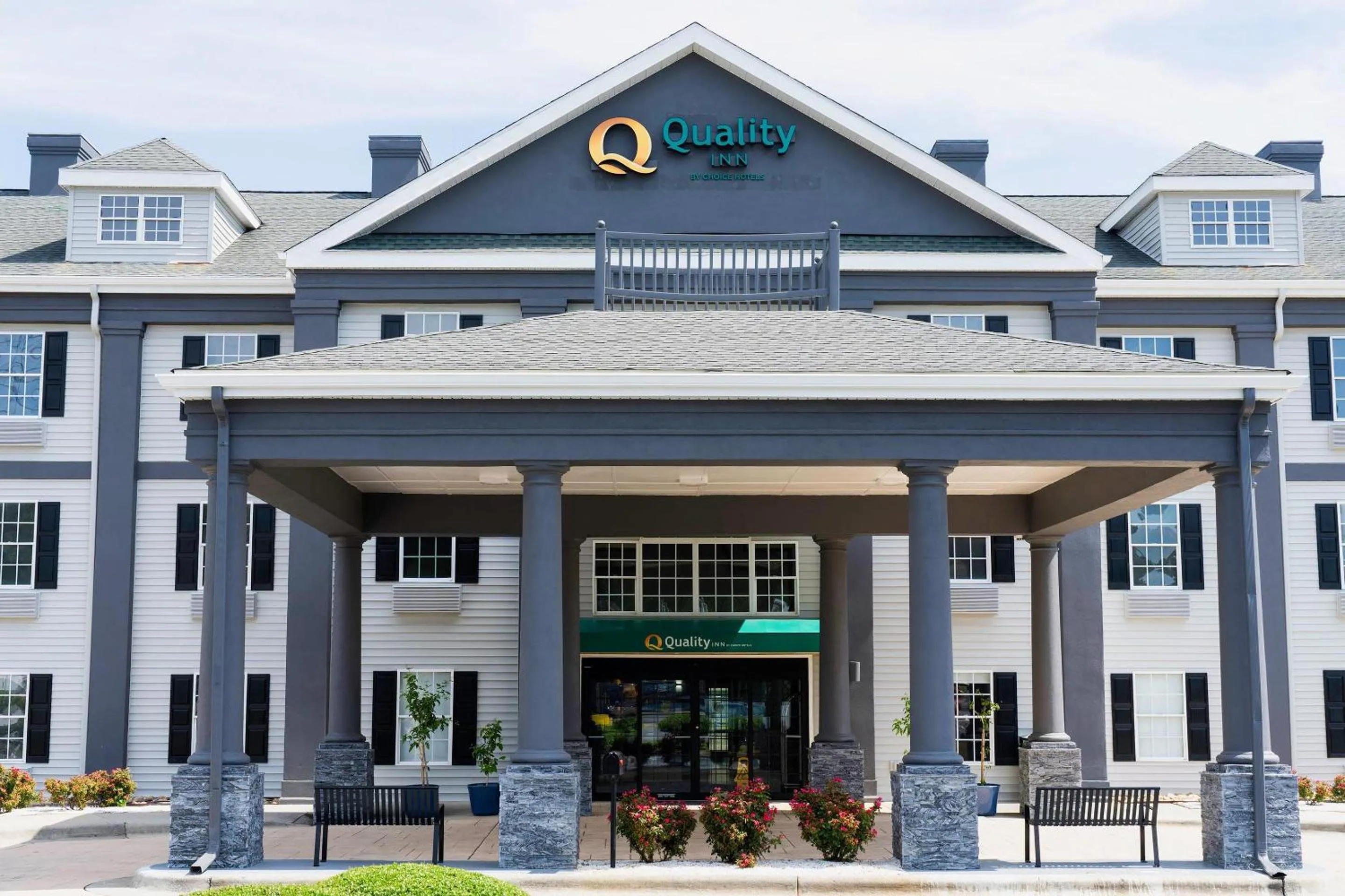 Property building in Quality Inn Rome South