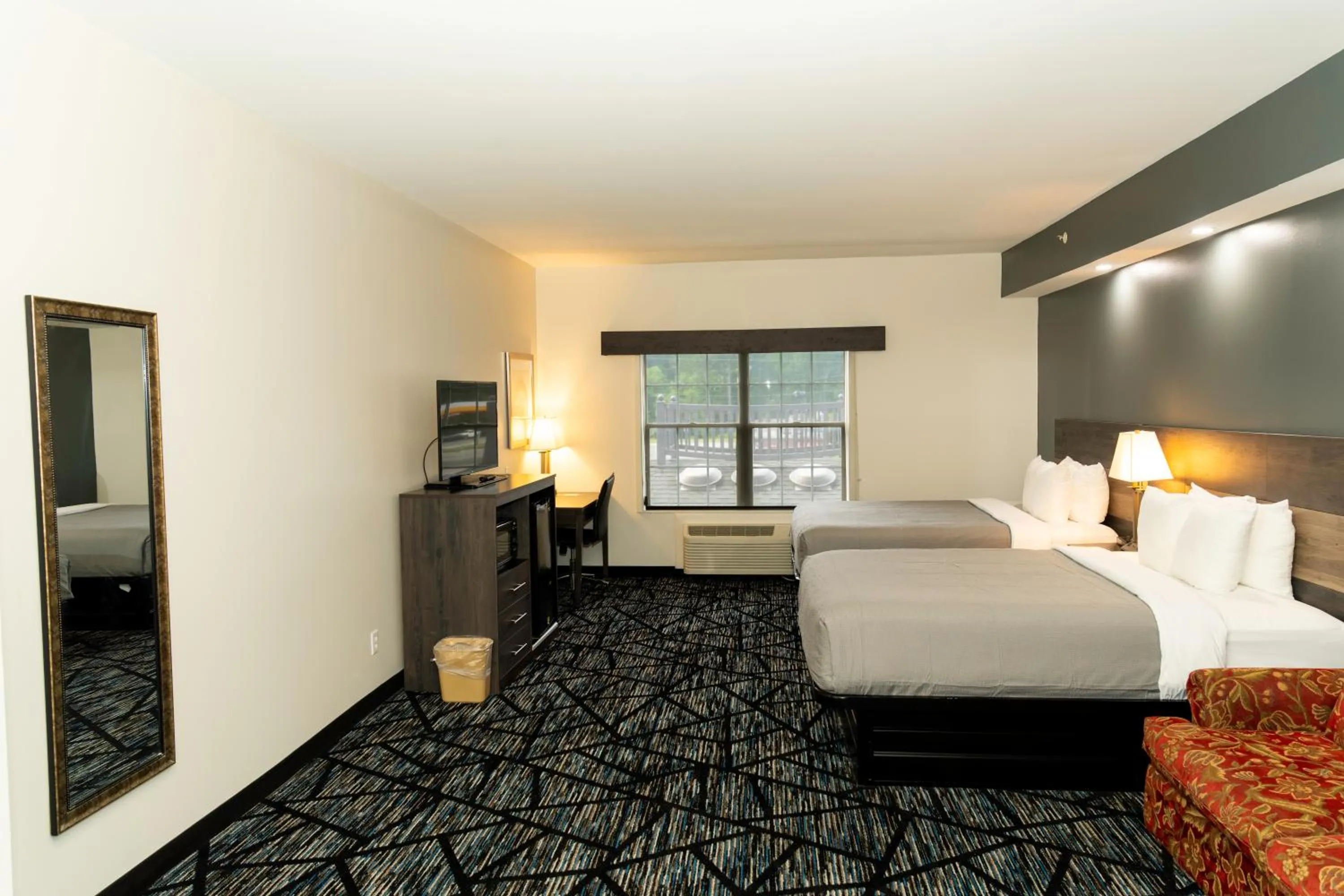 TV and multimedia, Bed in Quality Inn Rome South