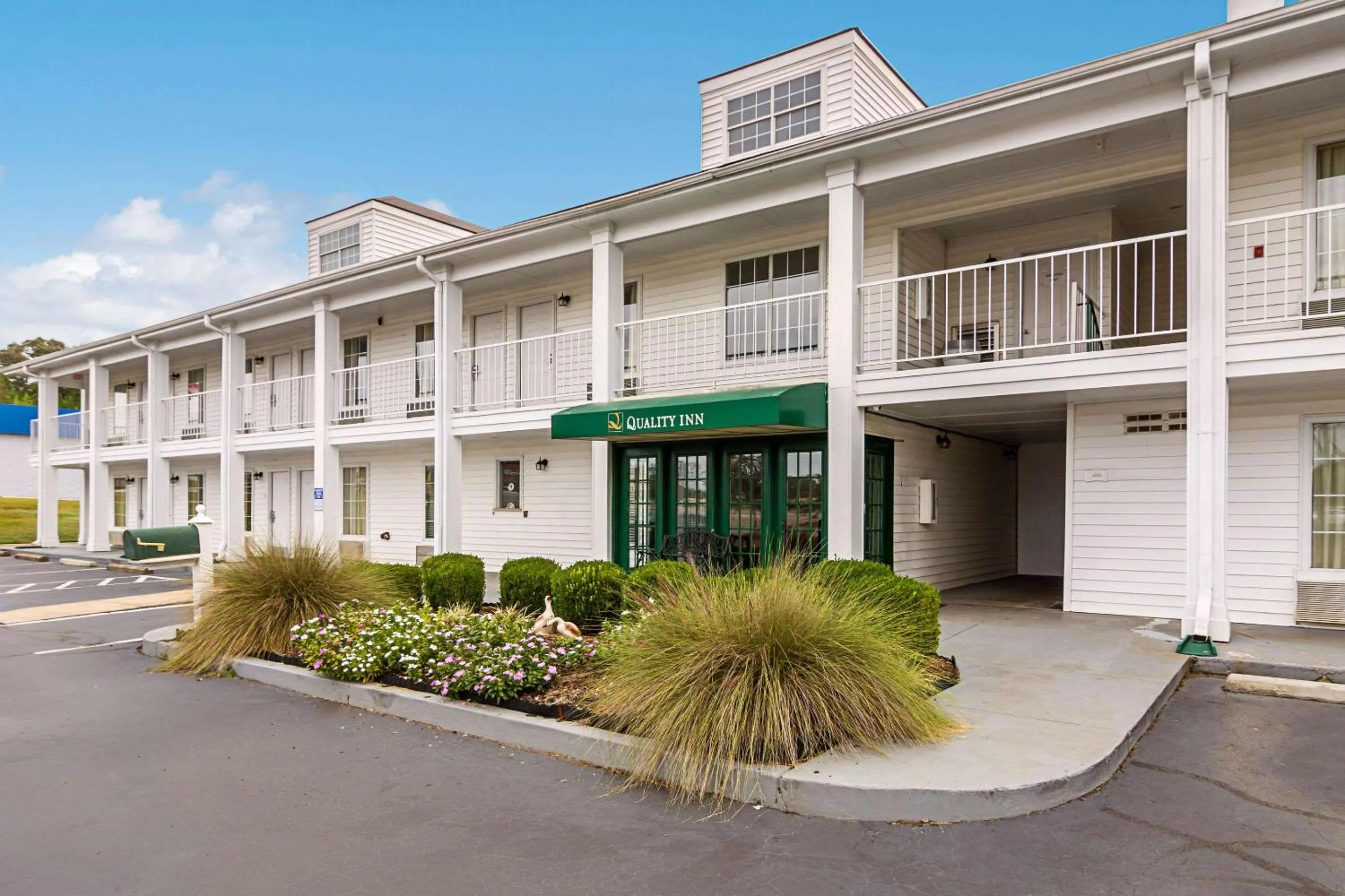 Property building in Quality Inn Thomaston