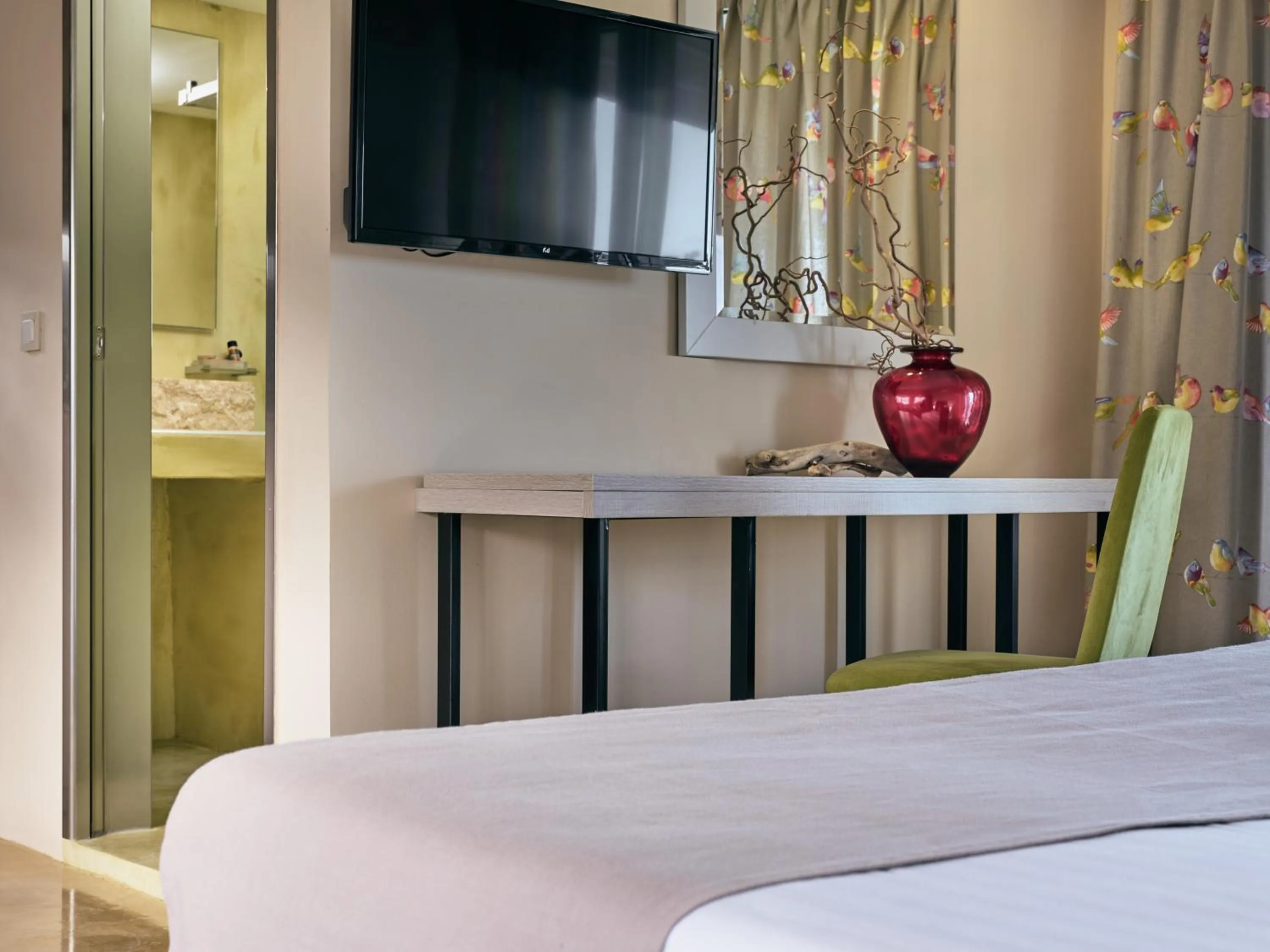 TV and multimedia, Bed in Koukounaria Hotel & Suites