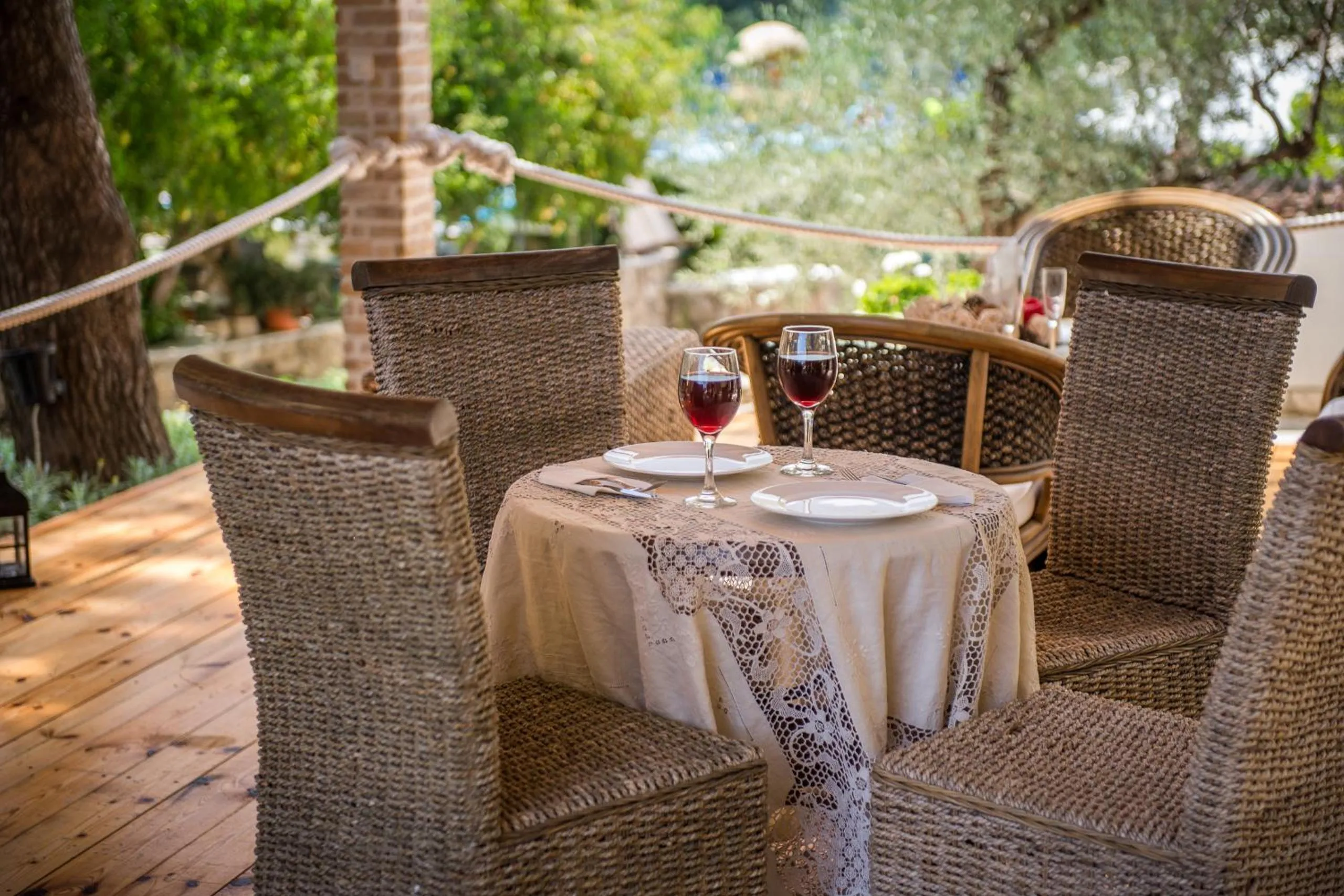 Restaurant/places to eat in Koukounaria Hotel & Suites