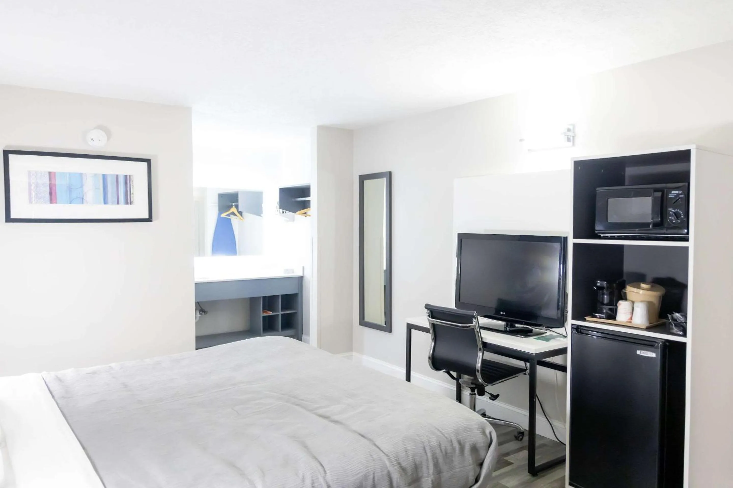 Bedroom, Bed in Quality Inn Carrollton Medical Center