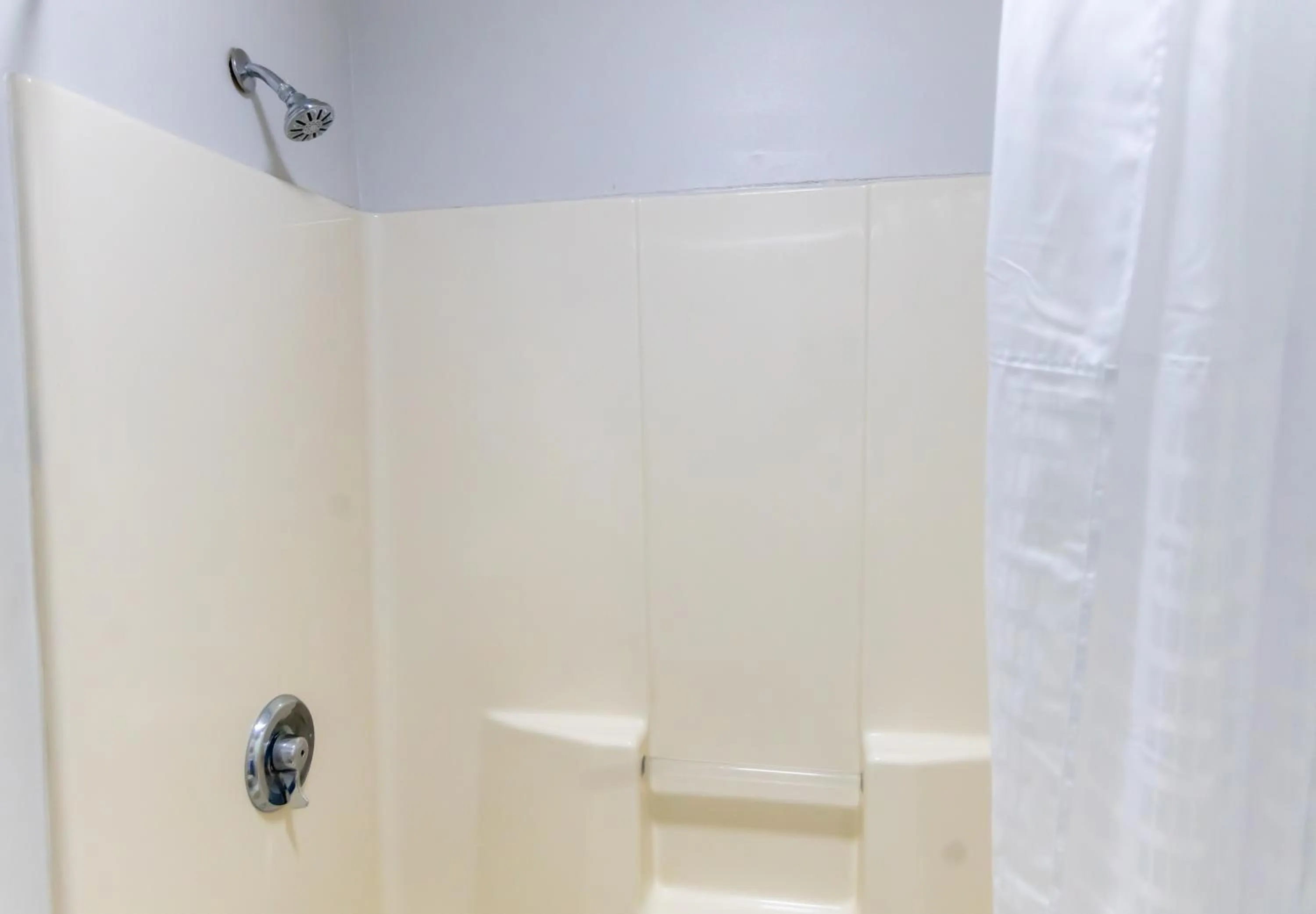 Shower in Quality Inn Carrollton Medical Center