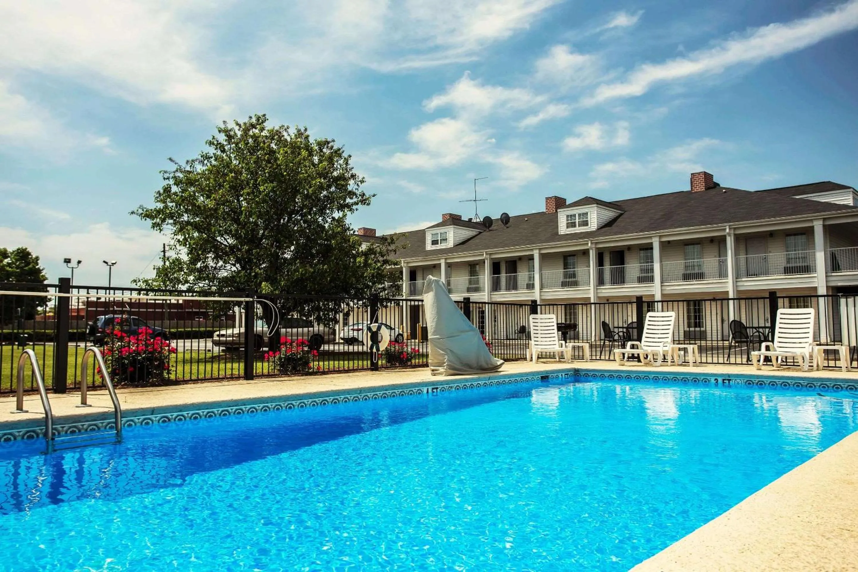 Swimming pool in Quality Inn Waynesboro