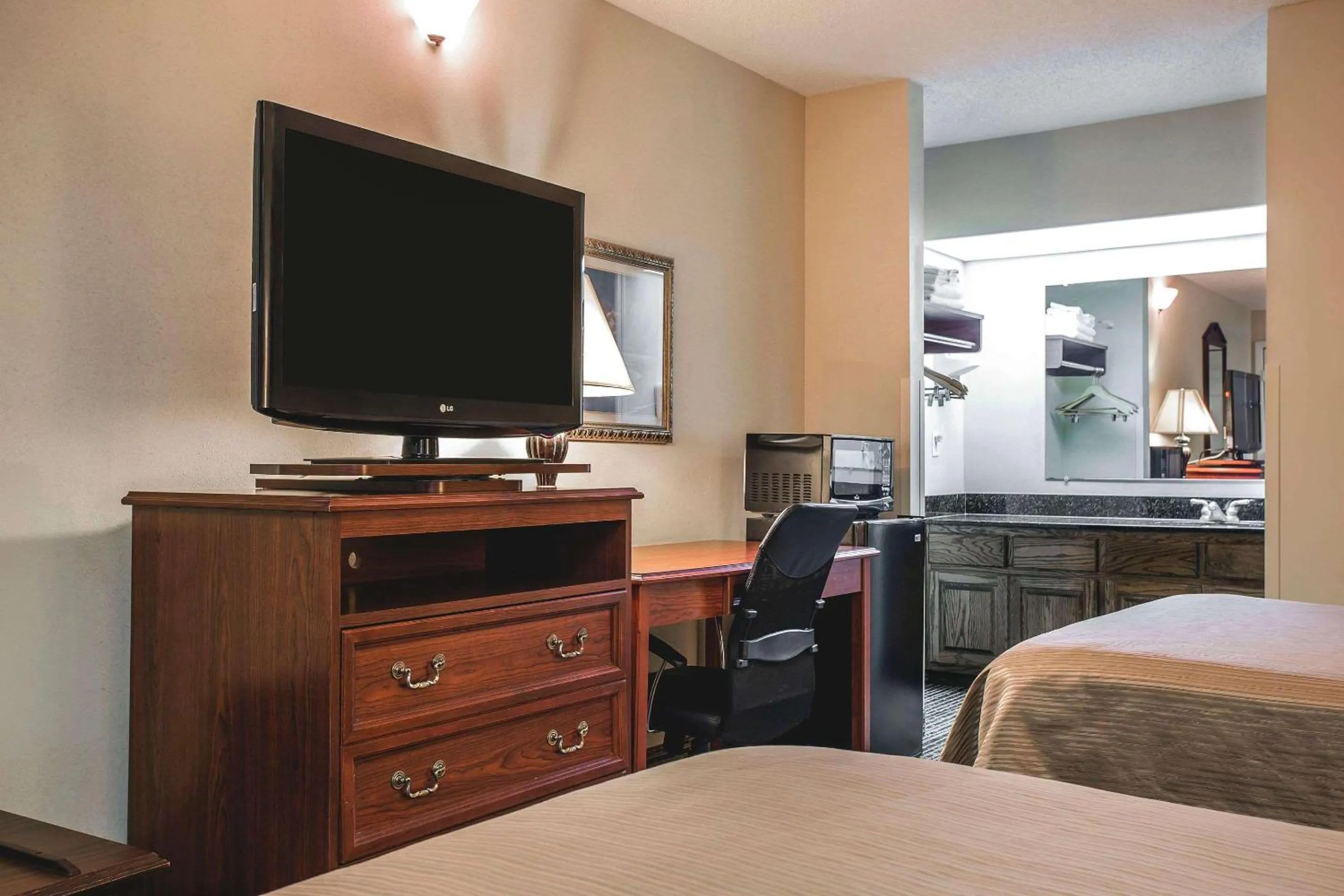 Bedroom in Quality Inn Waynesboro