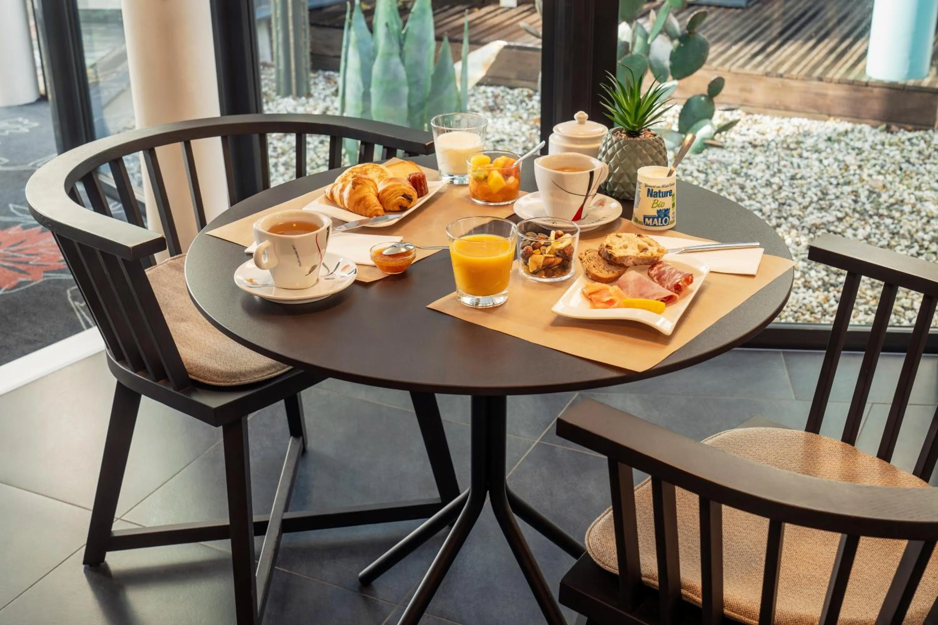 Breakfast in Best Western Plus Hotel De La Regate-Erdre