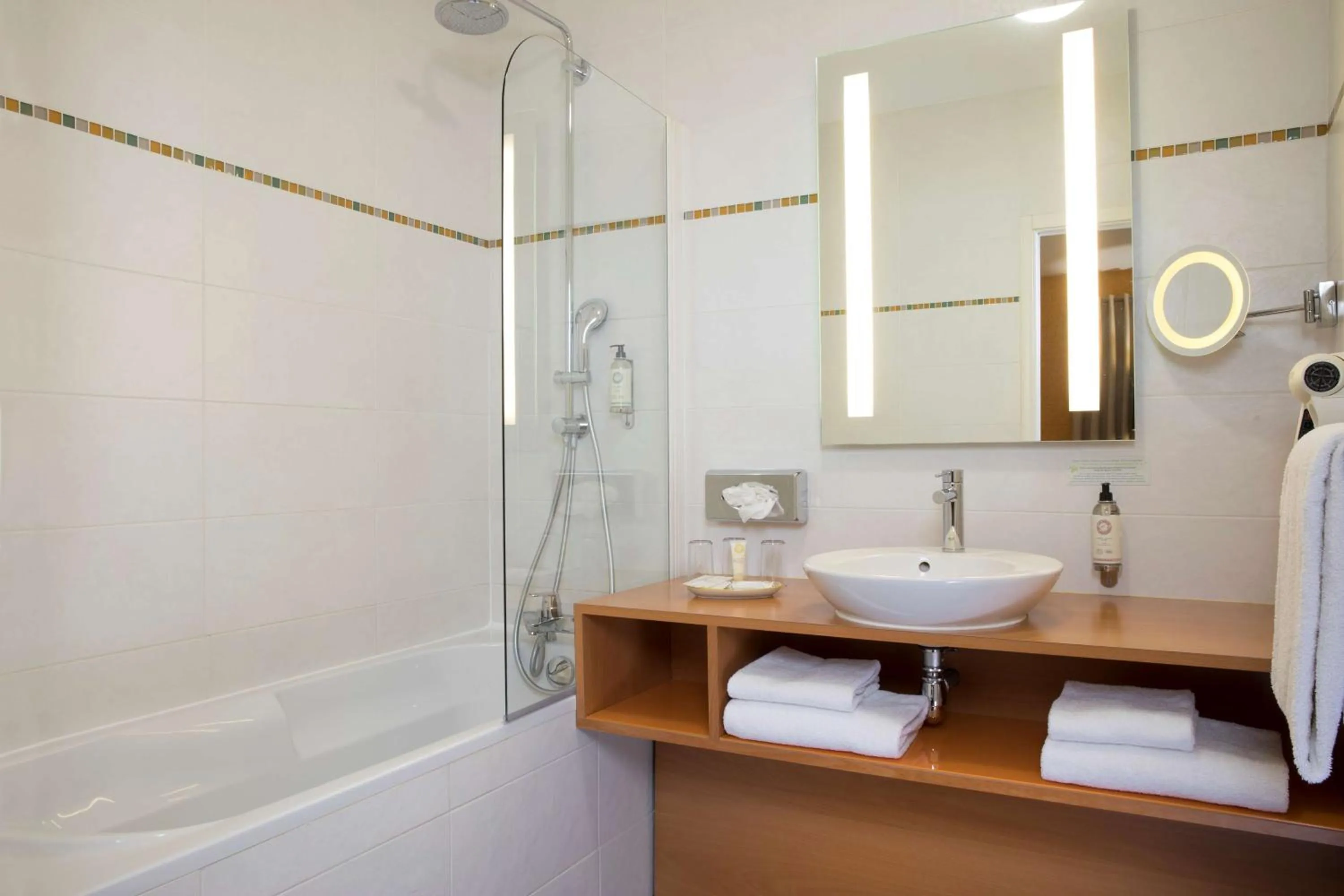 Bathroom in Best Western Plus Hotel De La Regate-Erdre