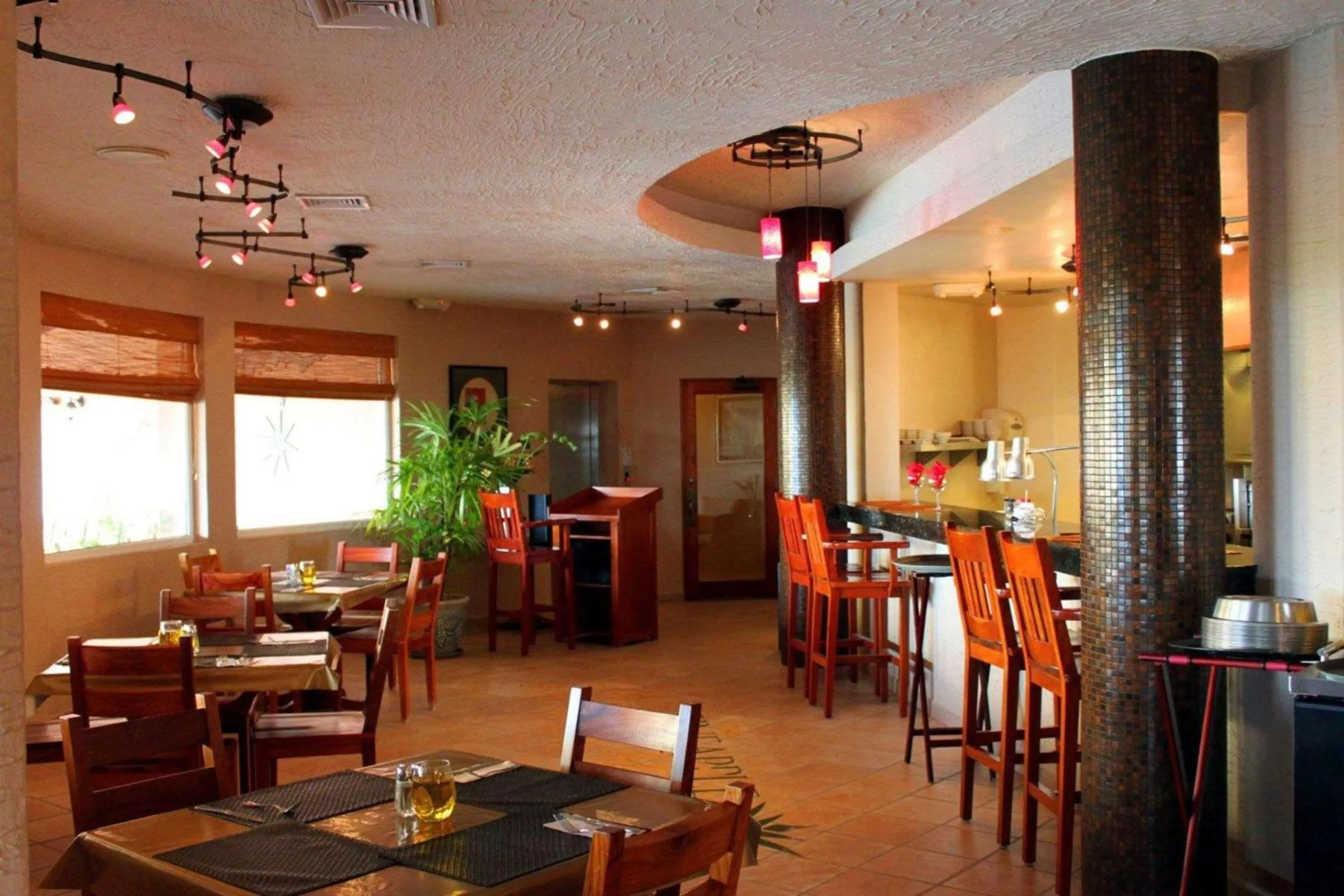 Restaurant/places to eat in Clarion Suites Roatan at Pineapple Villas
