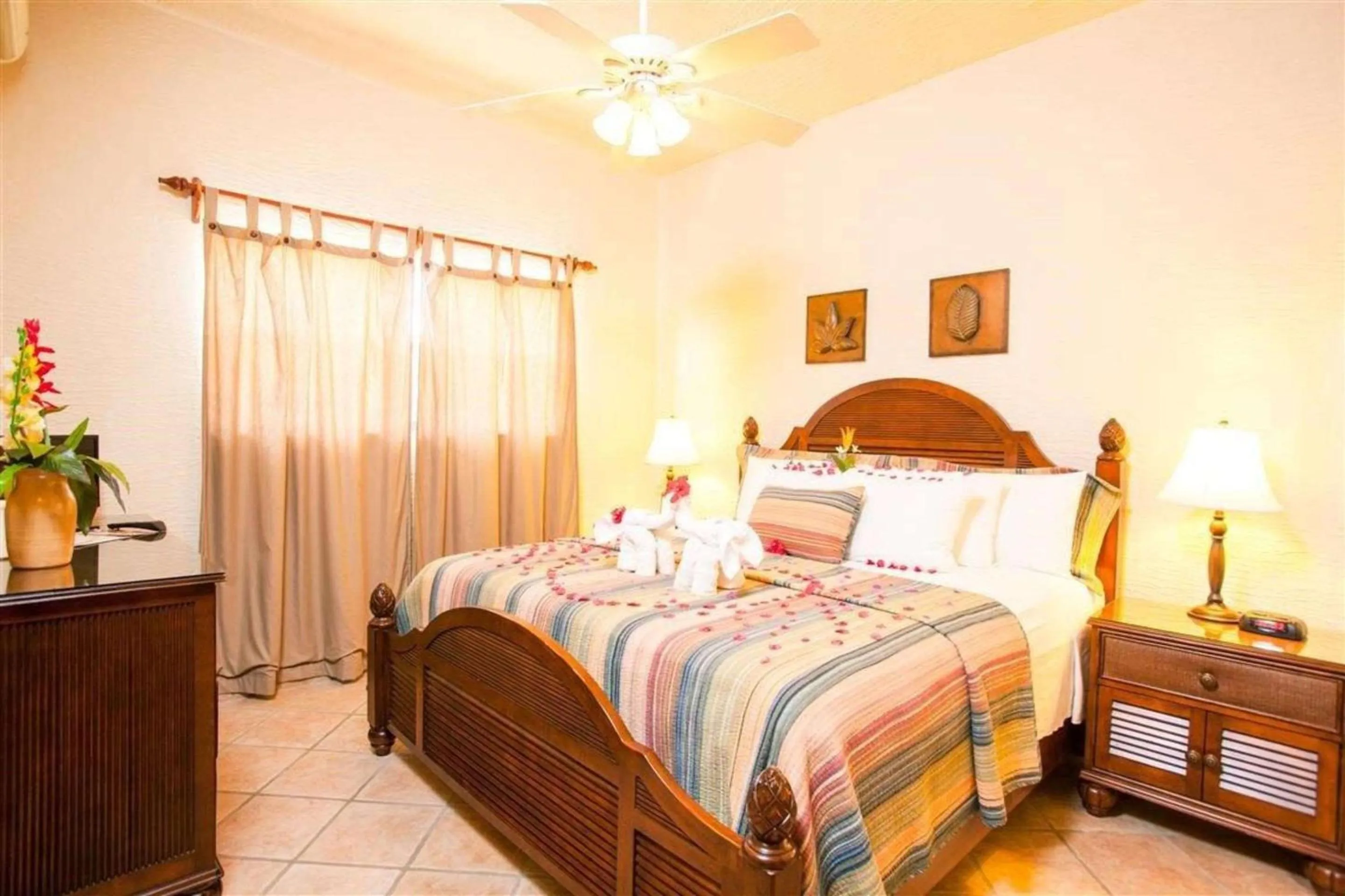 Photo of the whole room, Bed in Clarion Suites Roatan at Pineapple Villas
