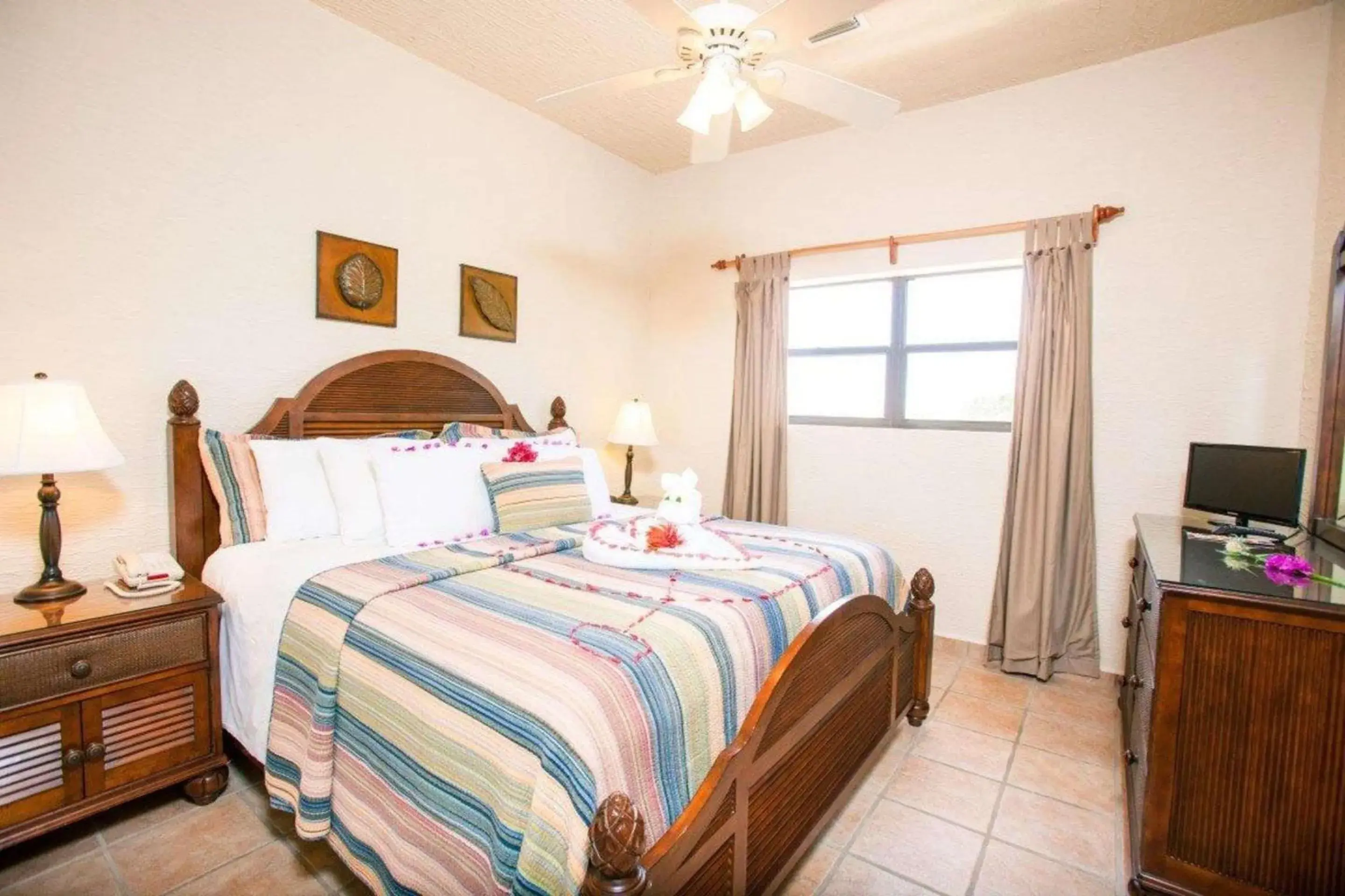 Standard 1 Queen Bed Non Smoking in Clarion Suites Roatan at Pineapple Villas Standard 1 Queen Bed Non Smoking in Clarion Suites Roatan at Pineapple Villas