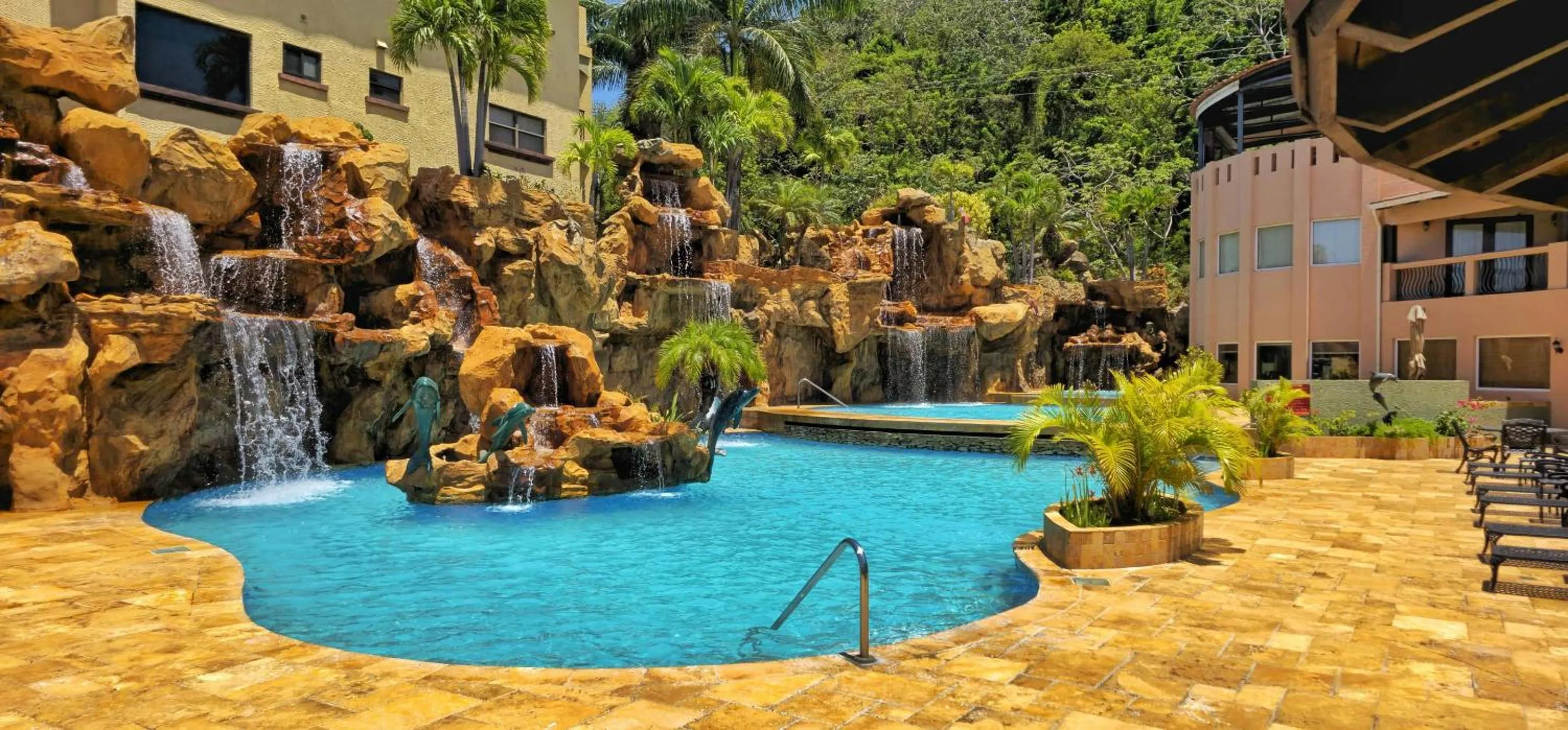 Swimming pool in Clarion Suites Roatan at Pineapple Villas