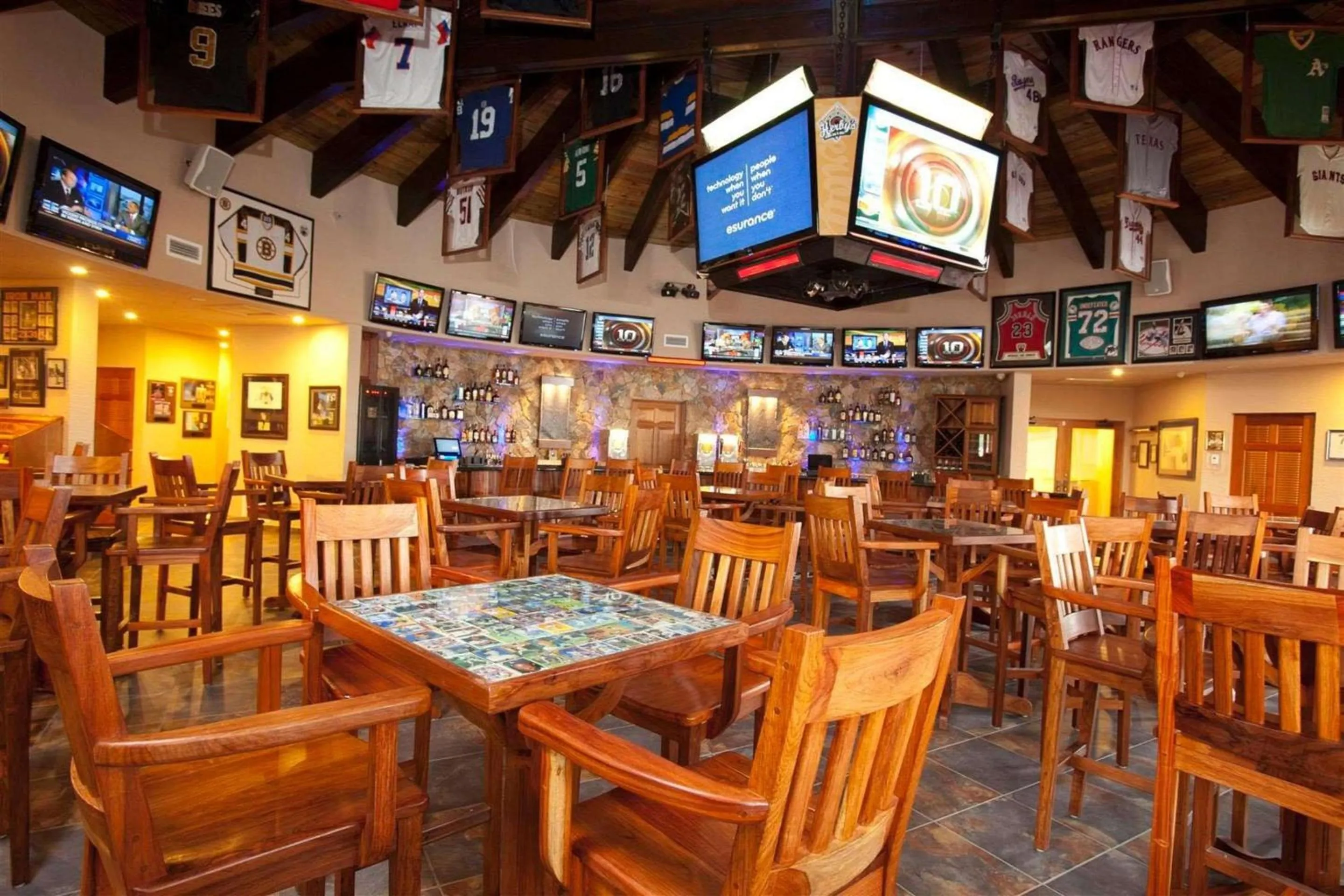 Restaurant/places to eat in Clarion Suites Roatan at Pineapple Villas