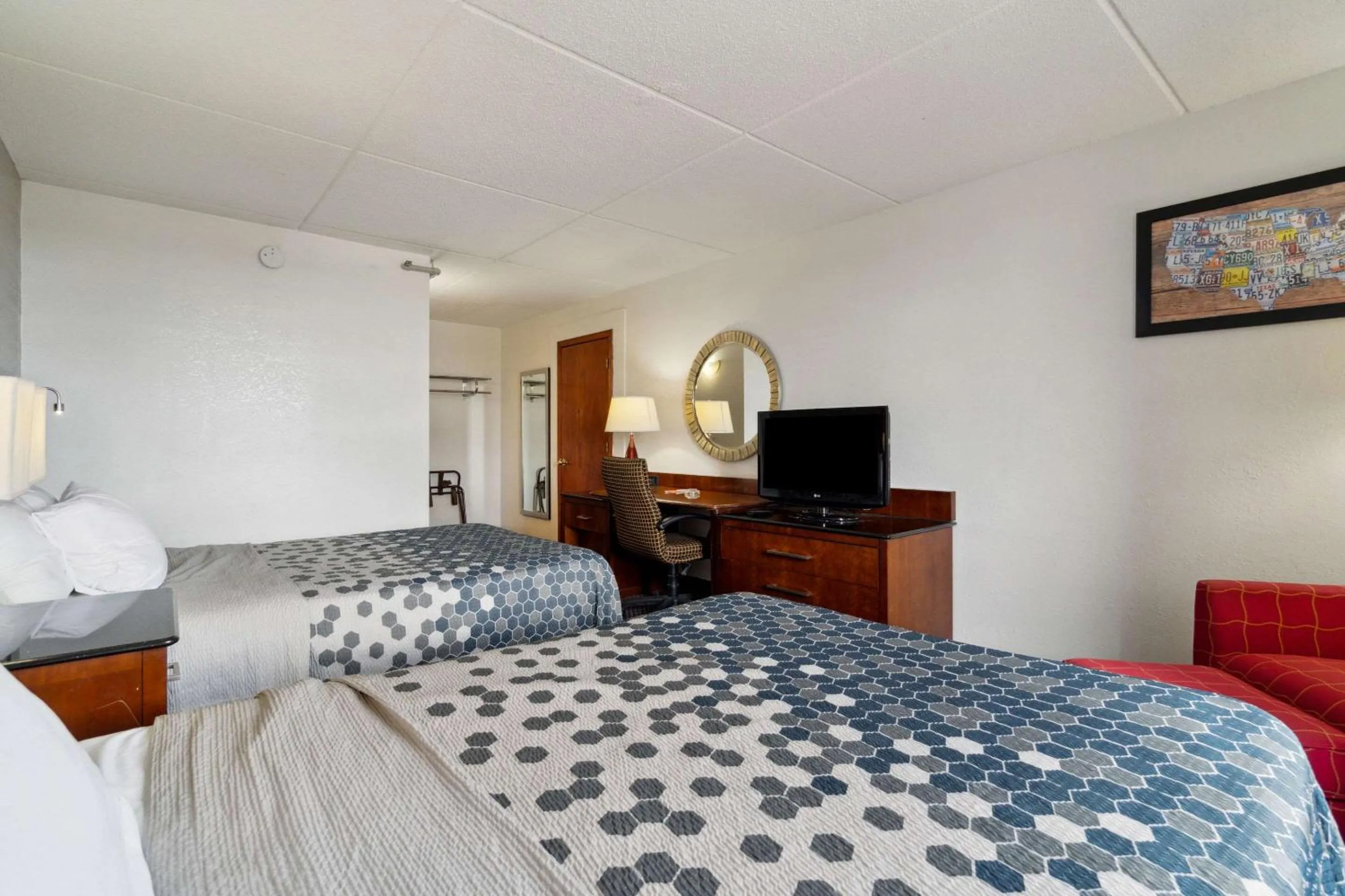 Bedroom, Bed in Econo Lodge Inn & Suites Waterloo Downtown