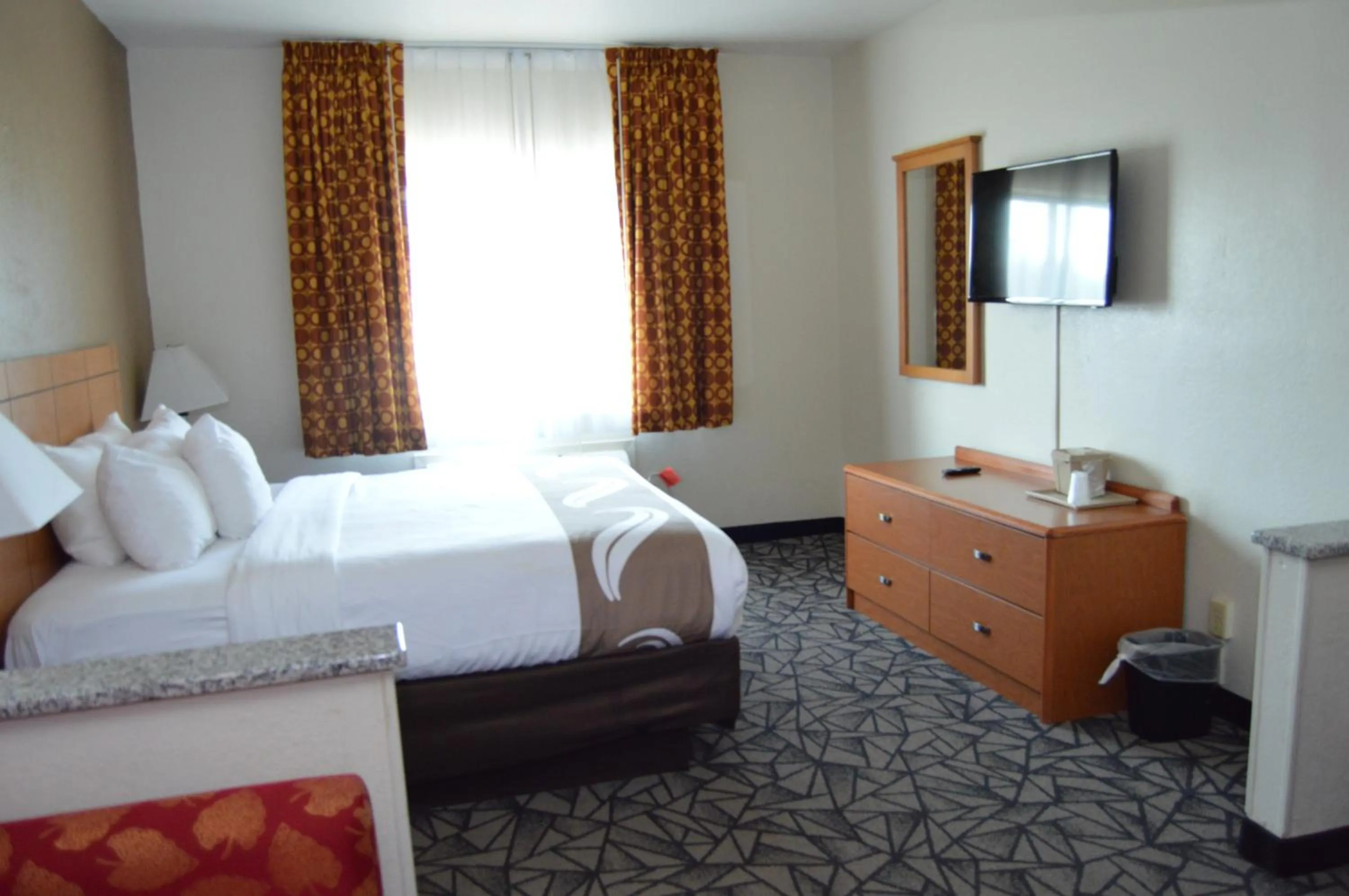 Bedroom, Bed in Quality Inn Coralville - Iowa River Landing