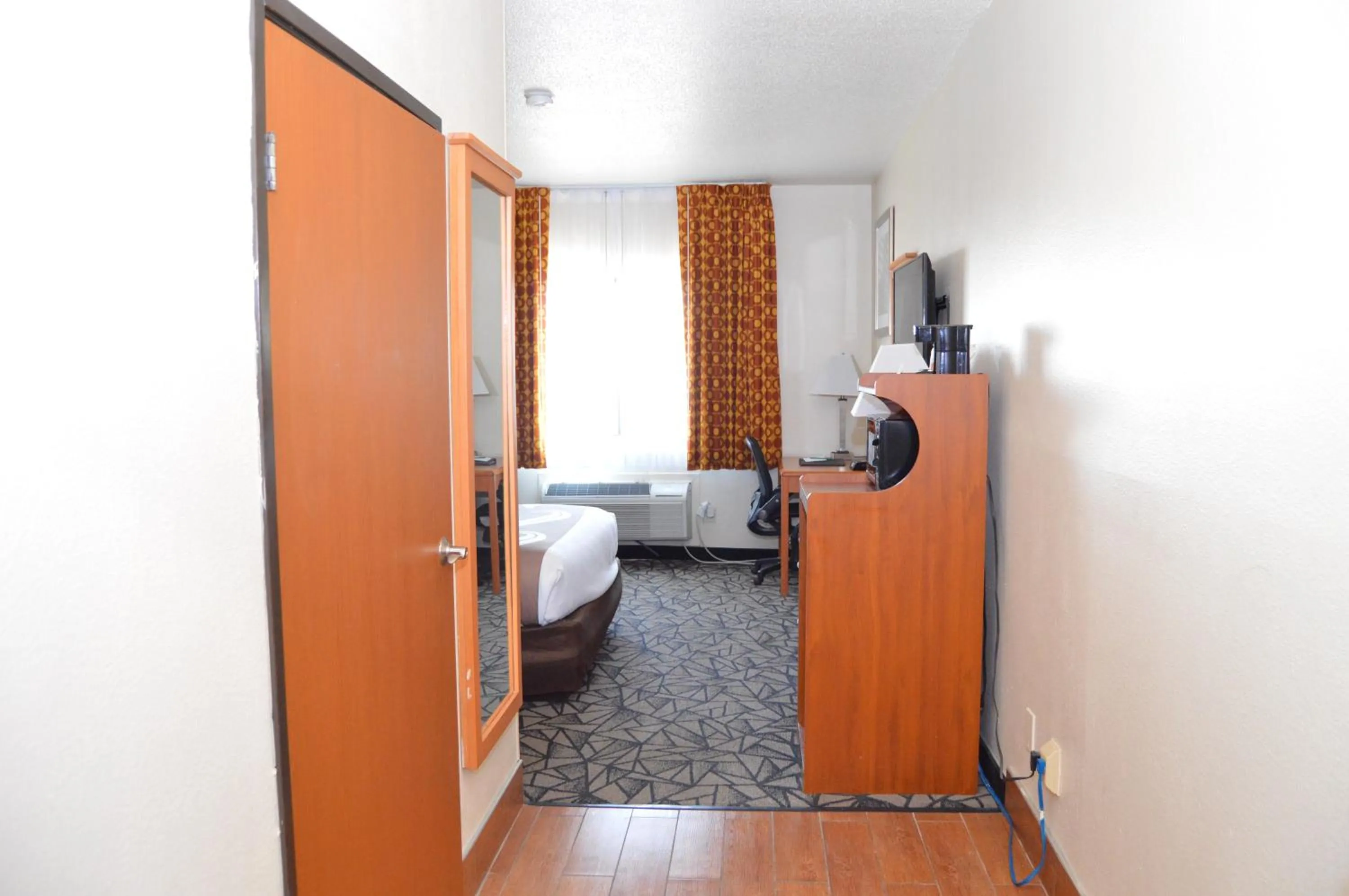 Bathroom, Bed in Quality Inn Coralville - Iowa River Landing