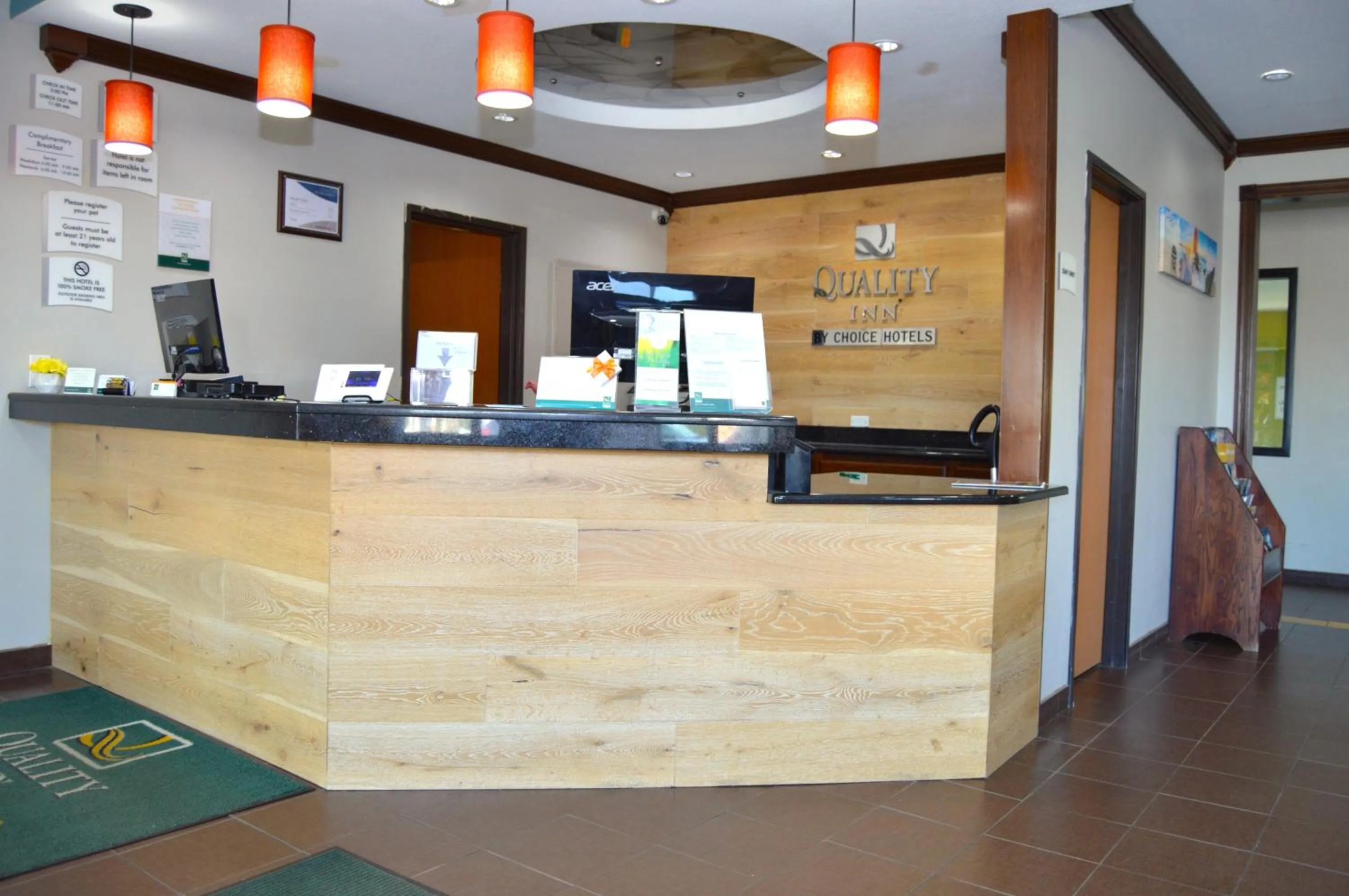 Lobby or reception in Quality Inn Coralville - Iowa River Landing