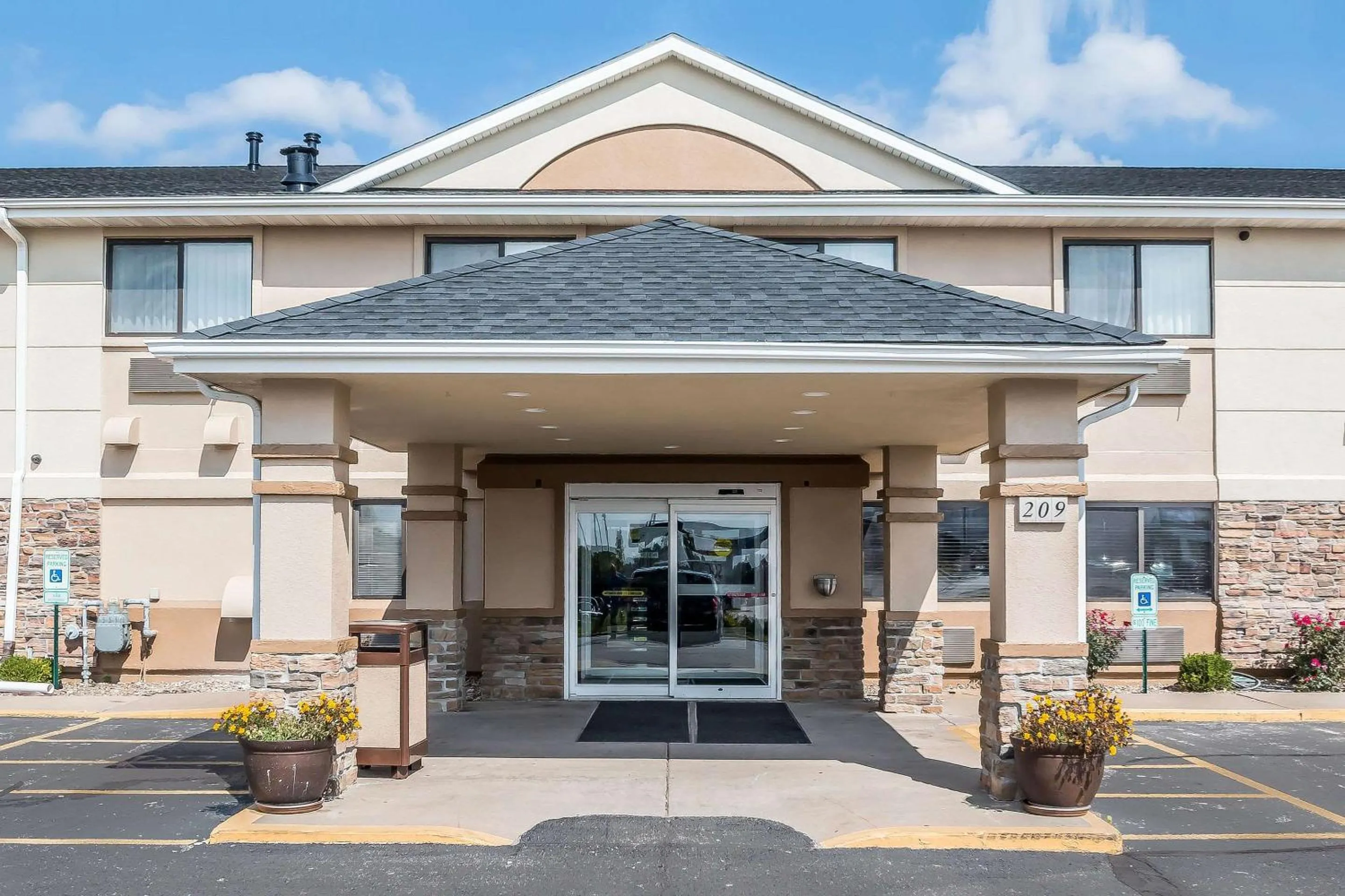 Property building in Quality Inn Coralville - Iowa River Landing