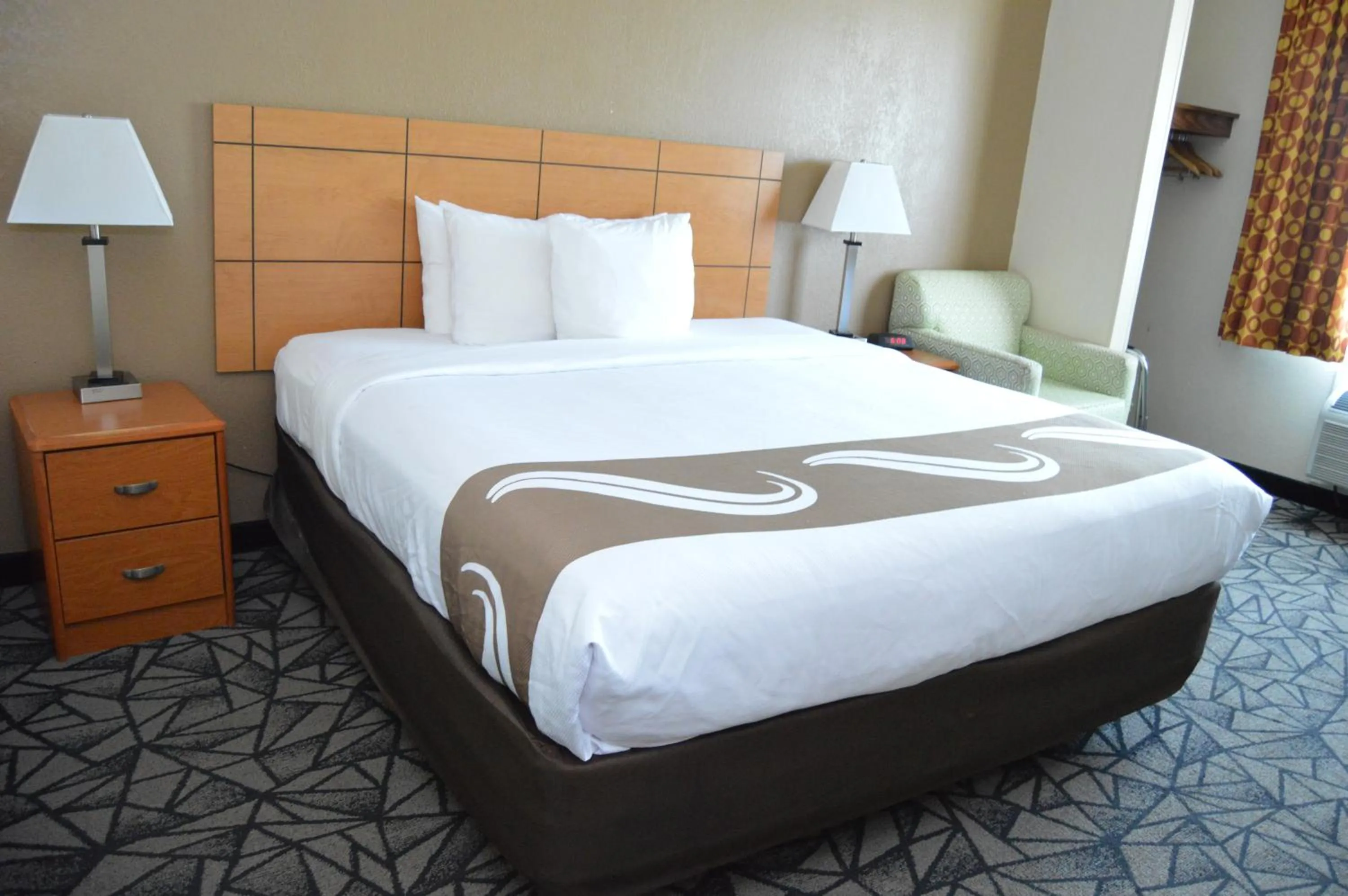 Bedroom, Bed in Quality Inn Coralville - Iowa River Landing