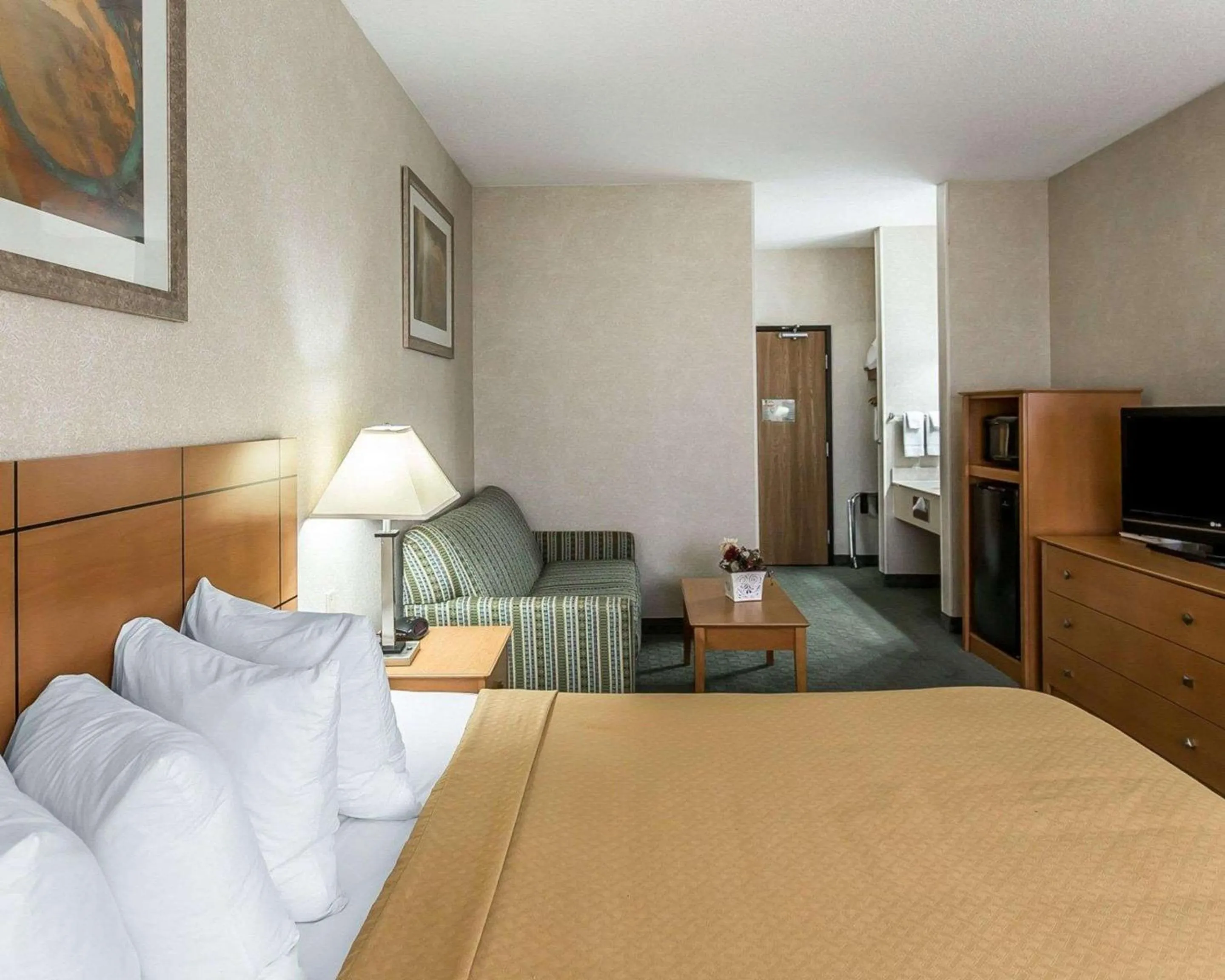 Photo of the whole room, Bed in Quality Inn at Collins Road - Cedar Rapids