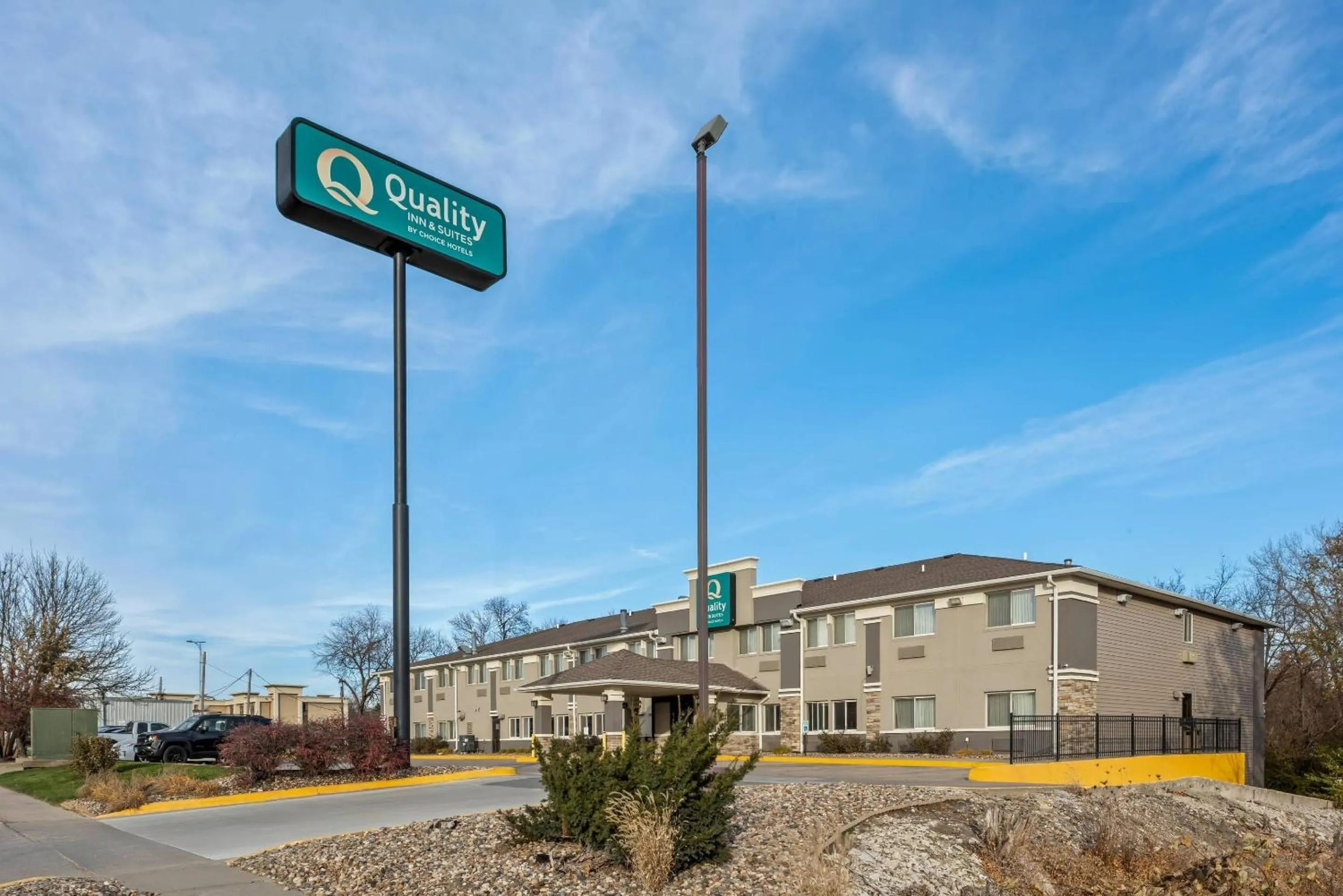Property building in Quality Inn & Suites Des Moines Airport