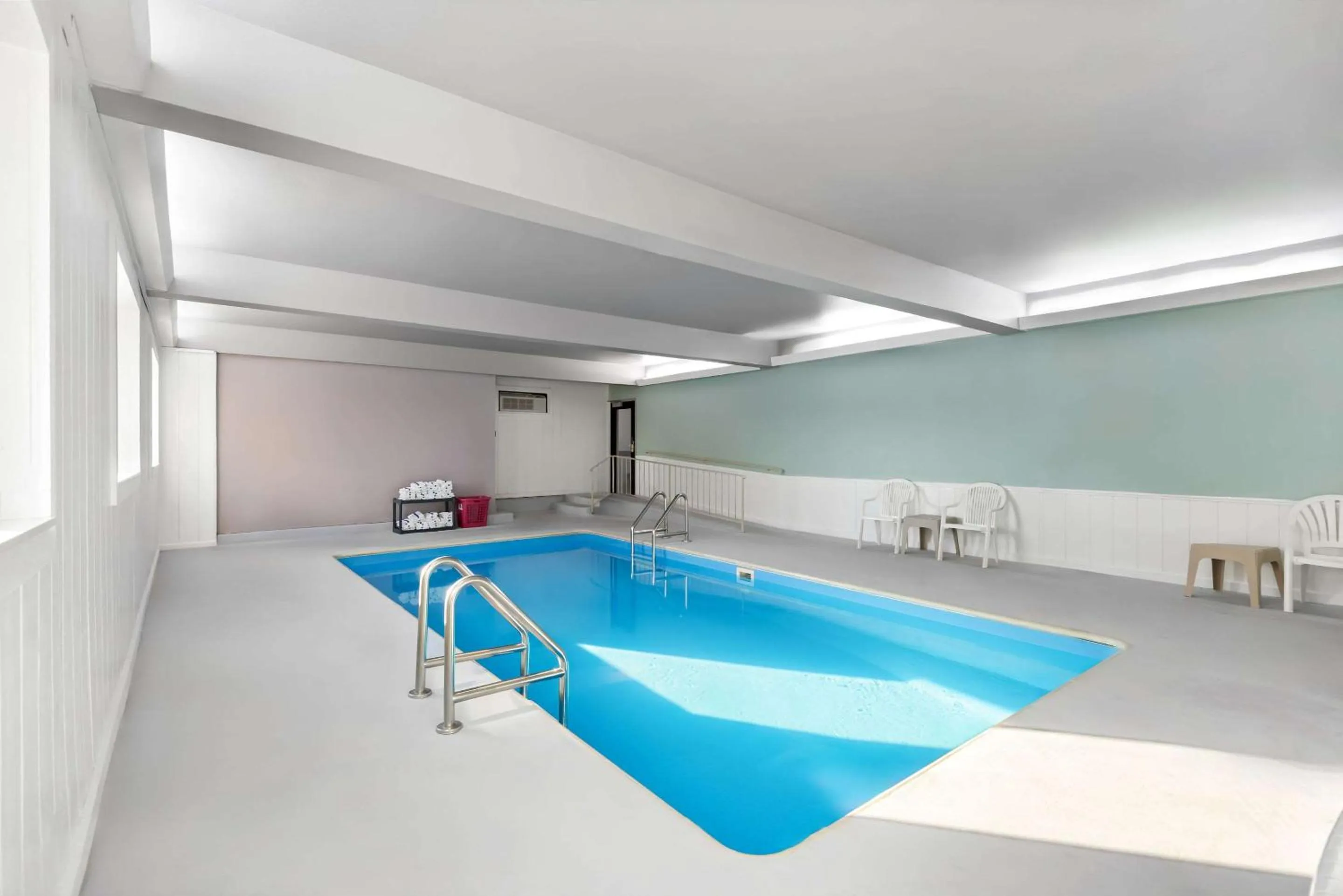 Swimming pool in Comfort Inn & Suites