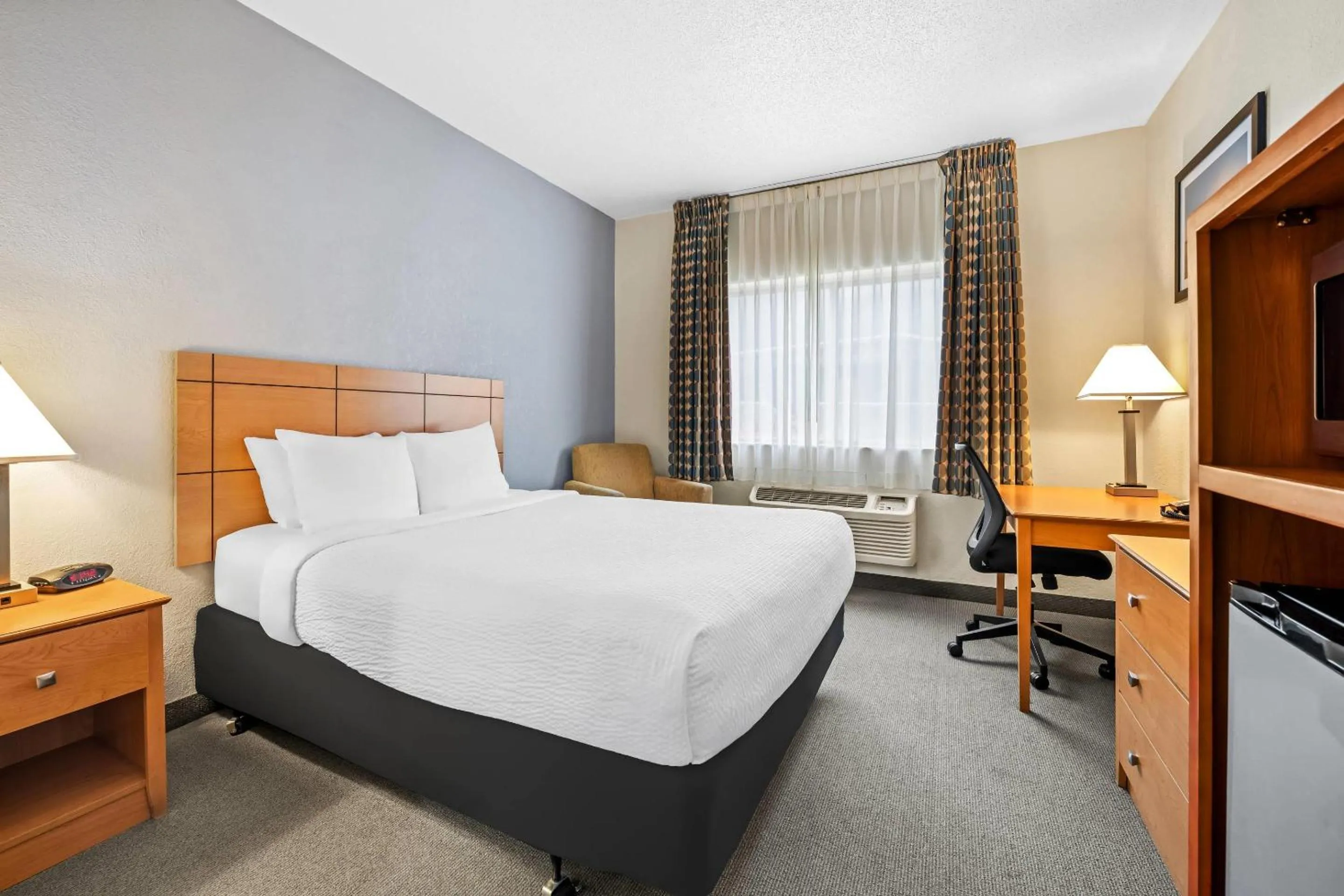 Bedroom, Bed in Quality Inn Dubuque on Hwy 20