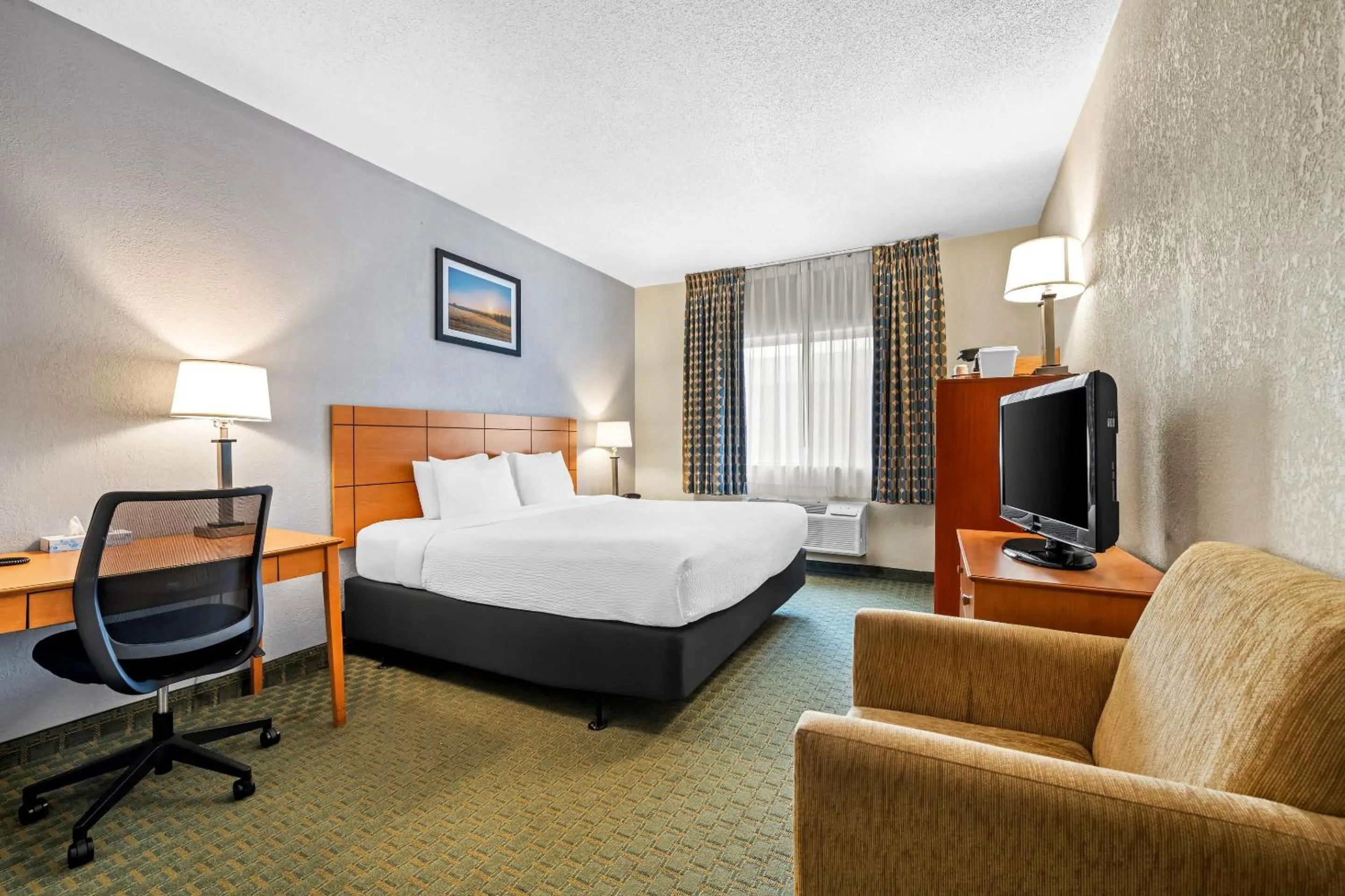 Bedroom, Bed in Quality Inn Dubuque on Hwy 20