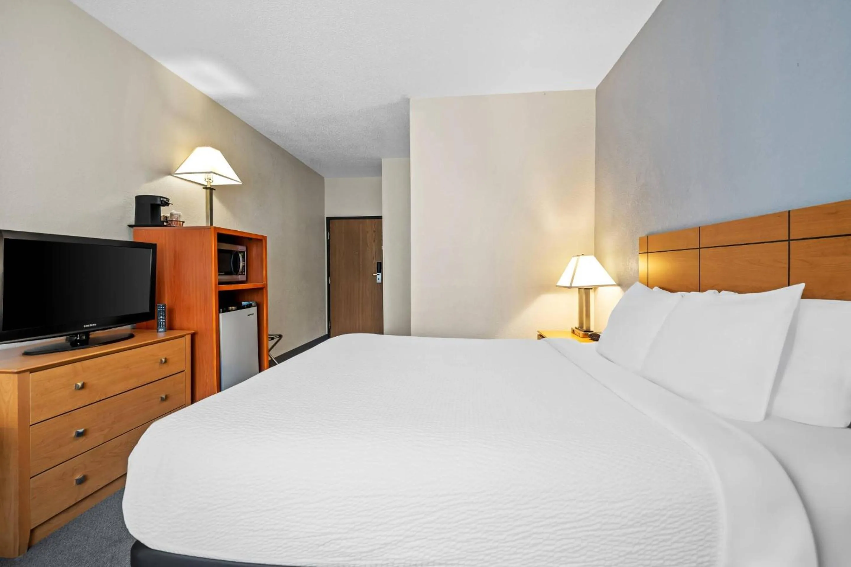 Bedroom, Bed in Quality Inn Dubuque on Hwy 20