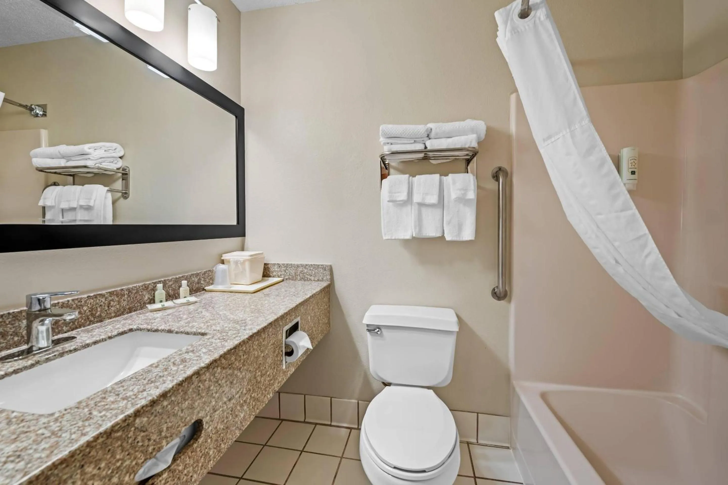 Bedroom in Quality Inn Dubuque on Hwy 20