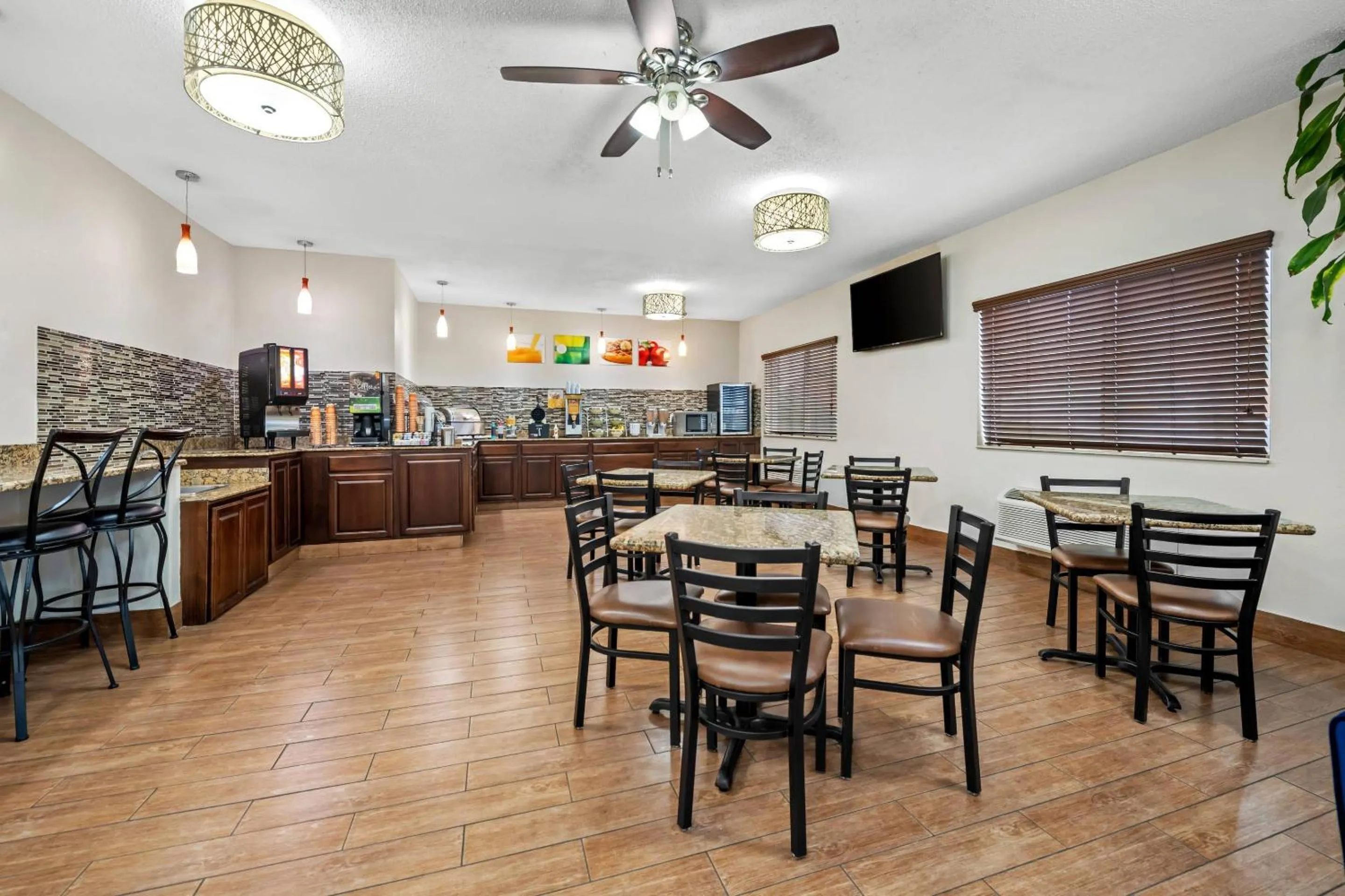 Breakfast in Quality Inn Dubuque on Hwy 20