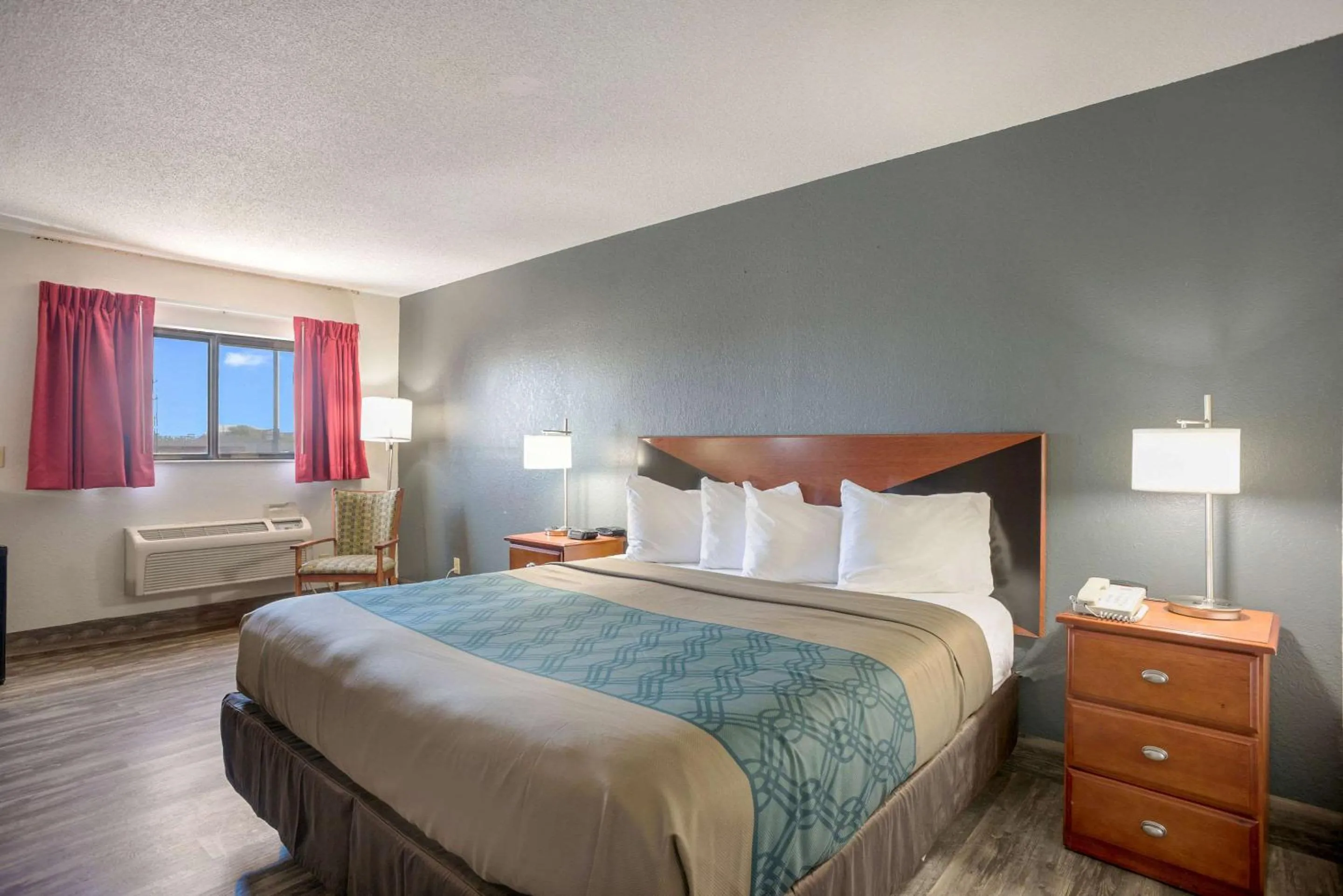 Bedroom, Bed in Econo Lodge Cedar Rapids South