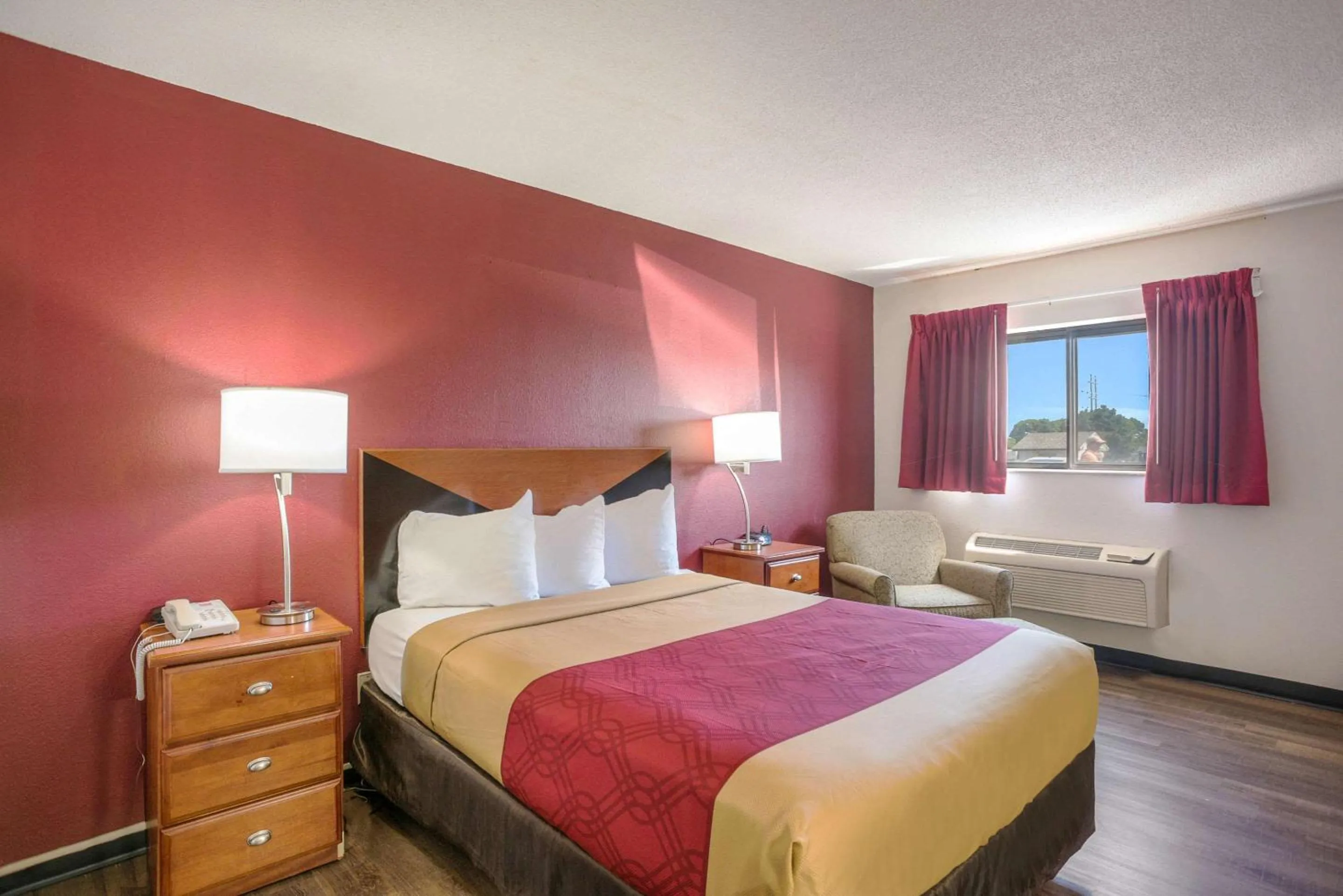 Bedroom, Bed in Econo Lodge Cedar Rapids South