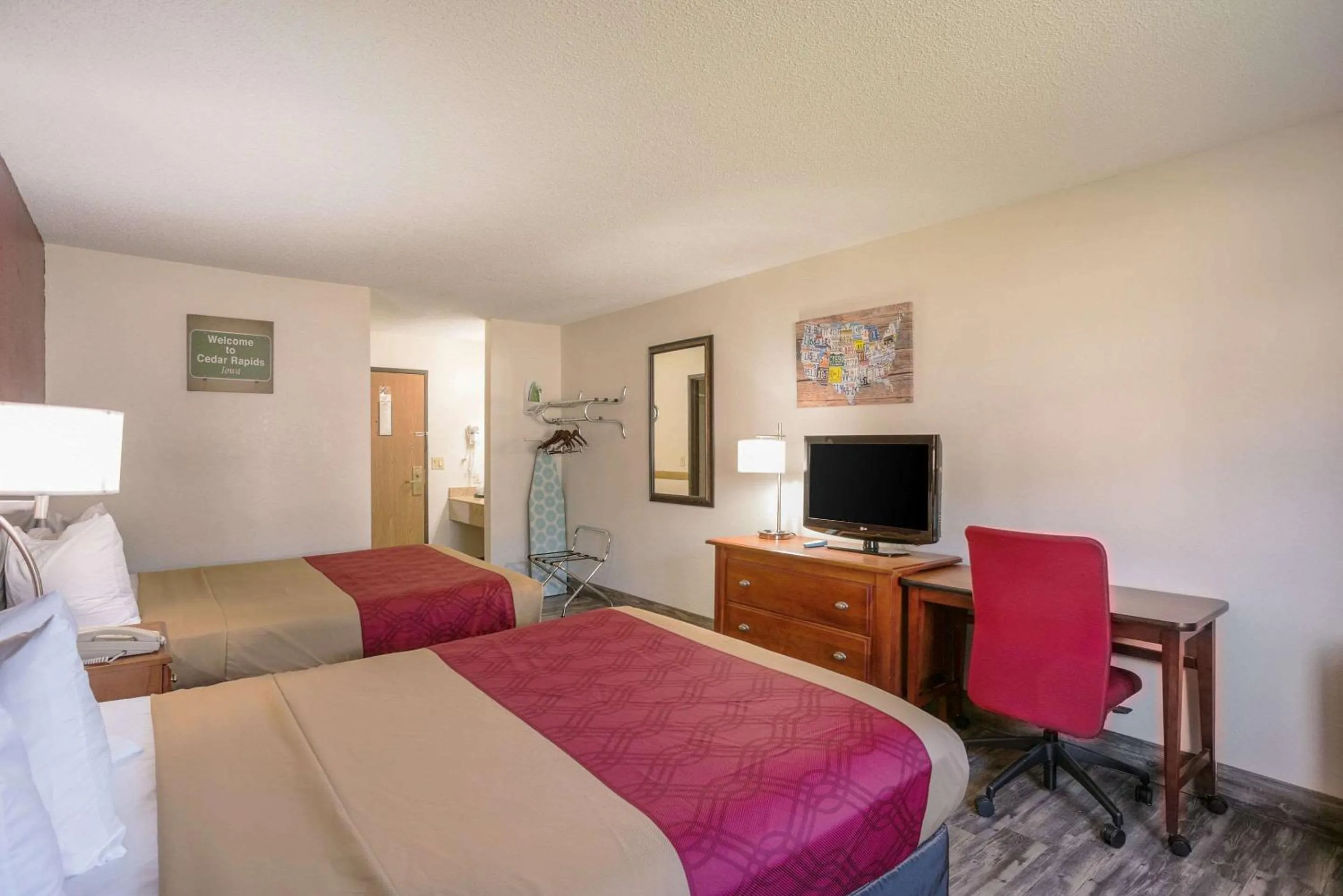 Bedroom, Bed in Econo Lodge Cedar Rapids South