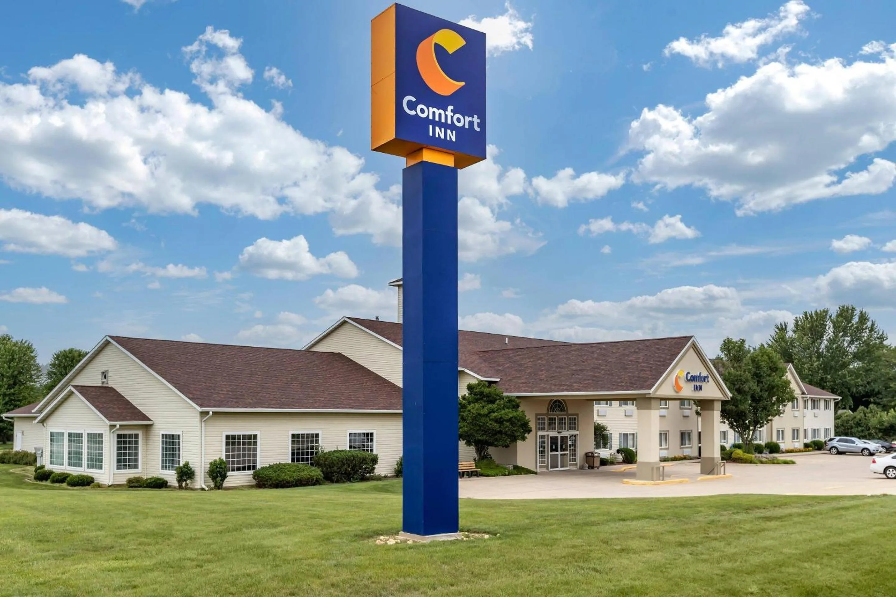 Property building in Comfort Inn Dyersville Near the Field of Dreams