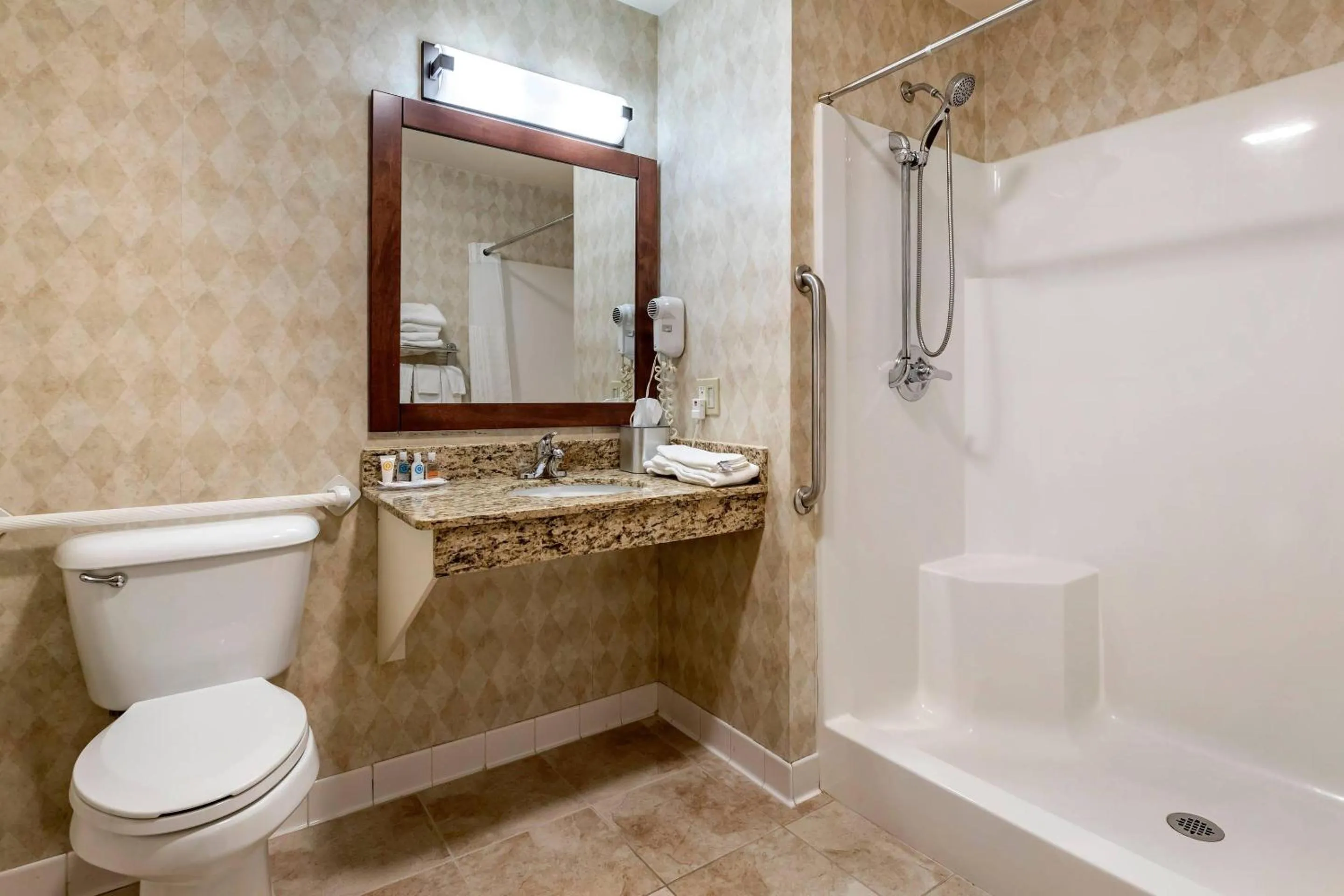 Bedroom in Comfort Inn Dyersville Near the Field of Dreams