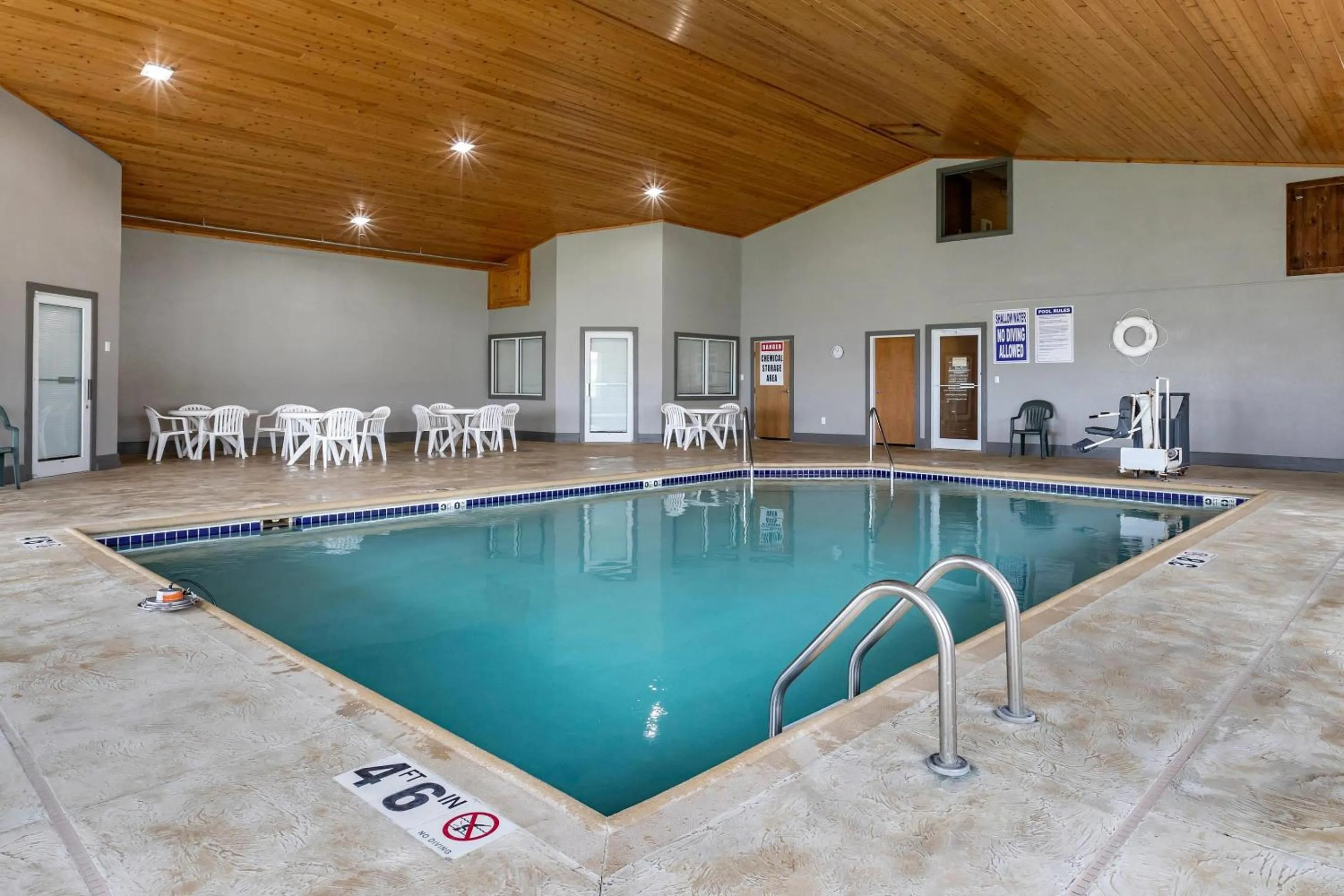 Swimming pool in Comfort Inn Dyersville Near the Field of Dreams