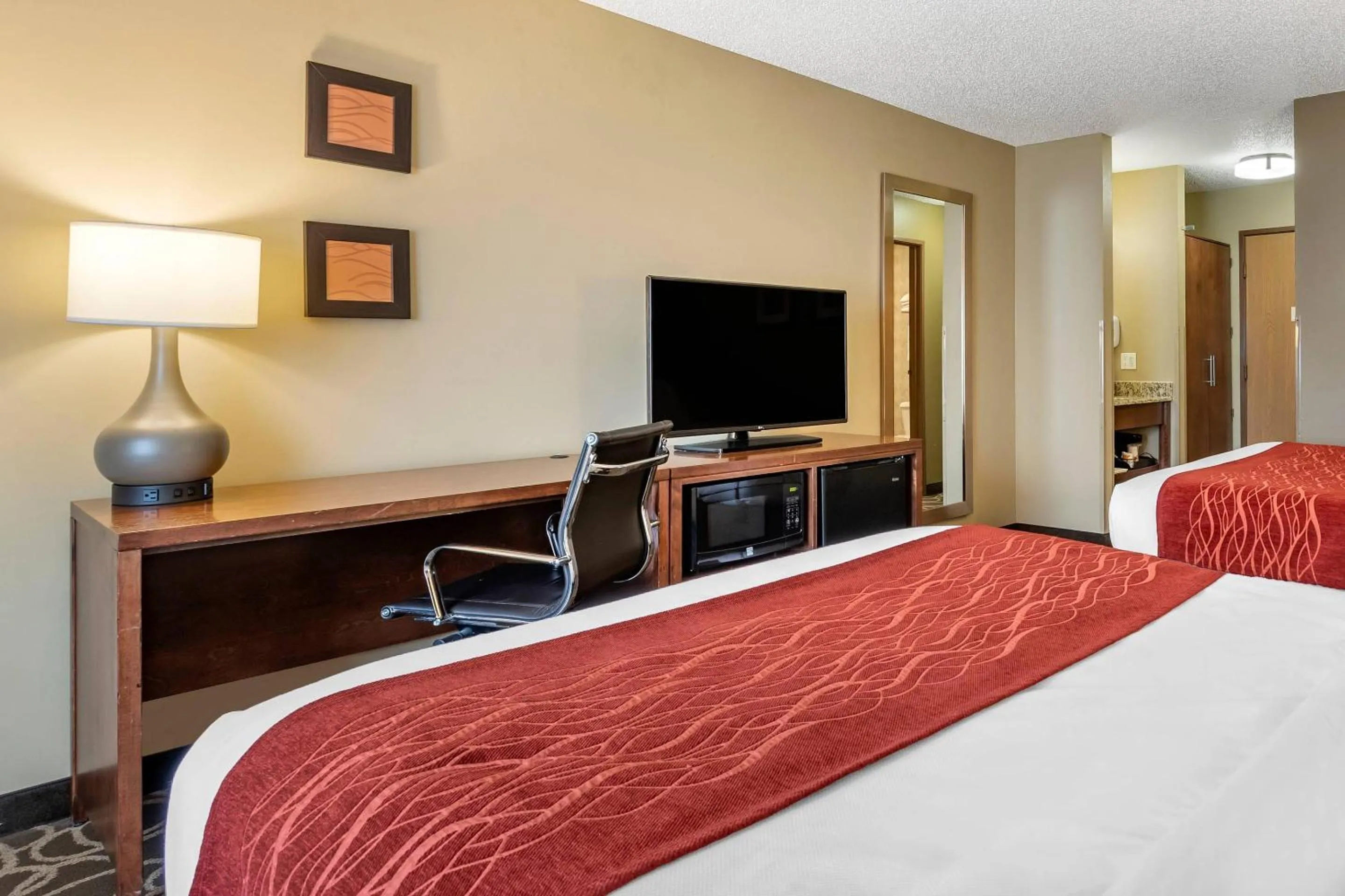 Bedroom, Bed in Comfort Inn Dyersville Near the Field of Dreams