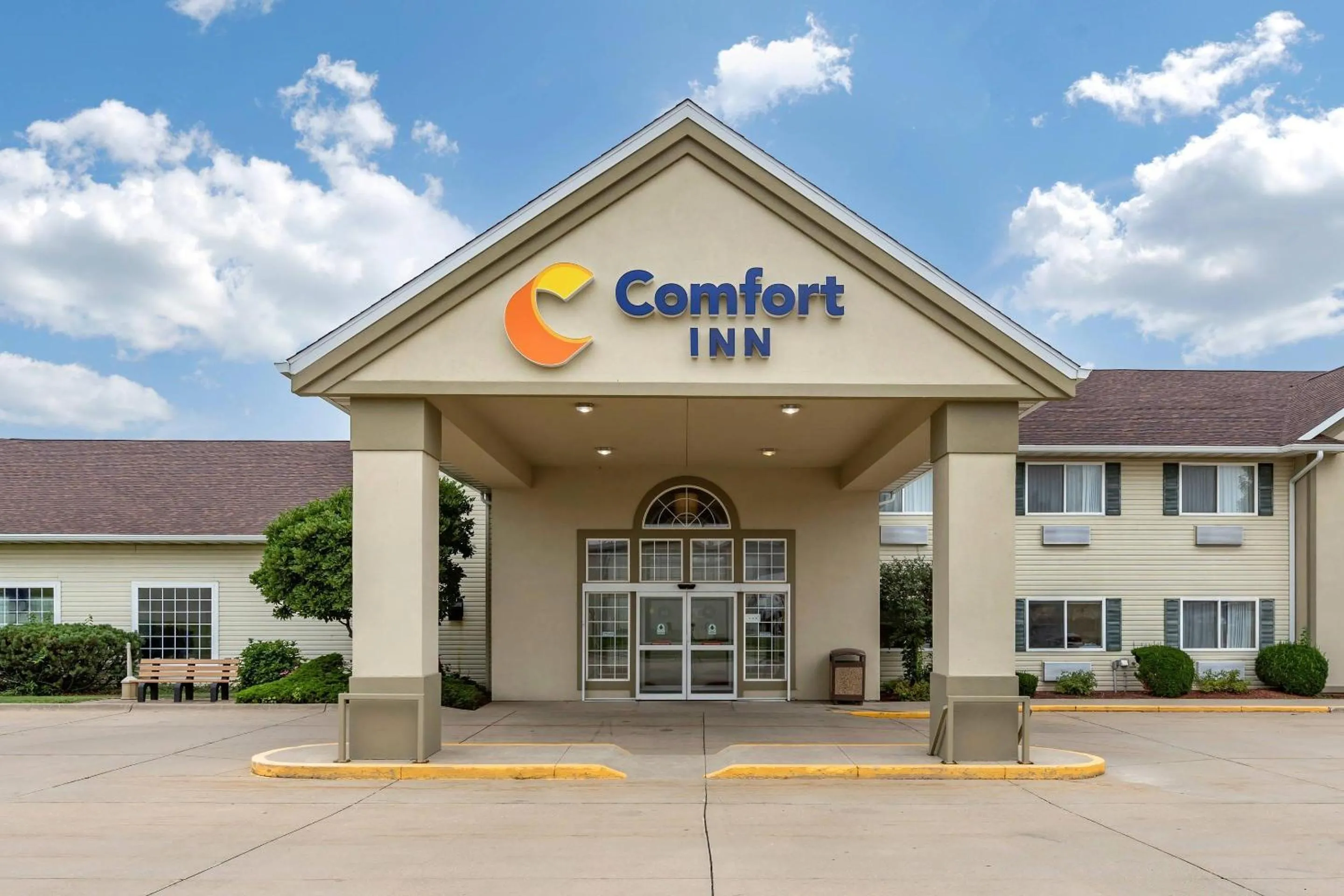 Property building in Comfort Inn Dyersville Near the Field of Dreams