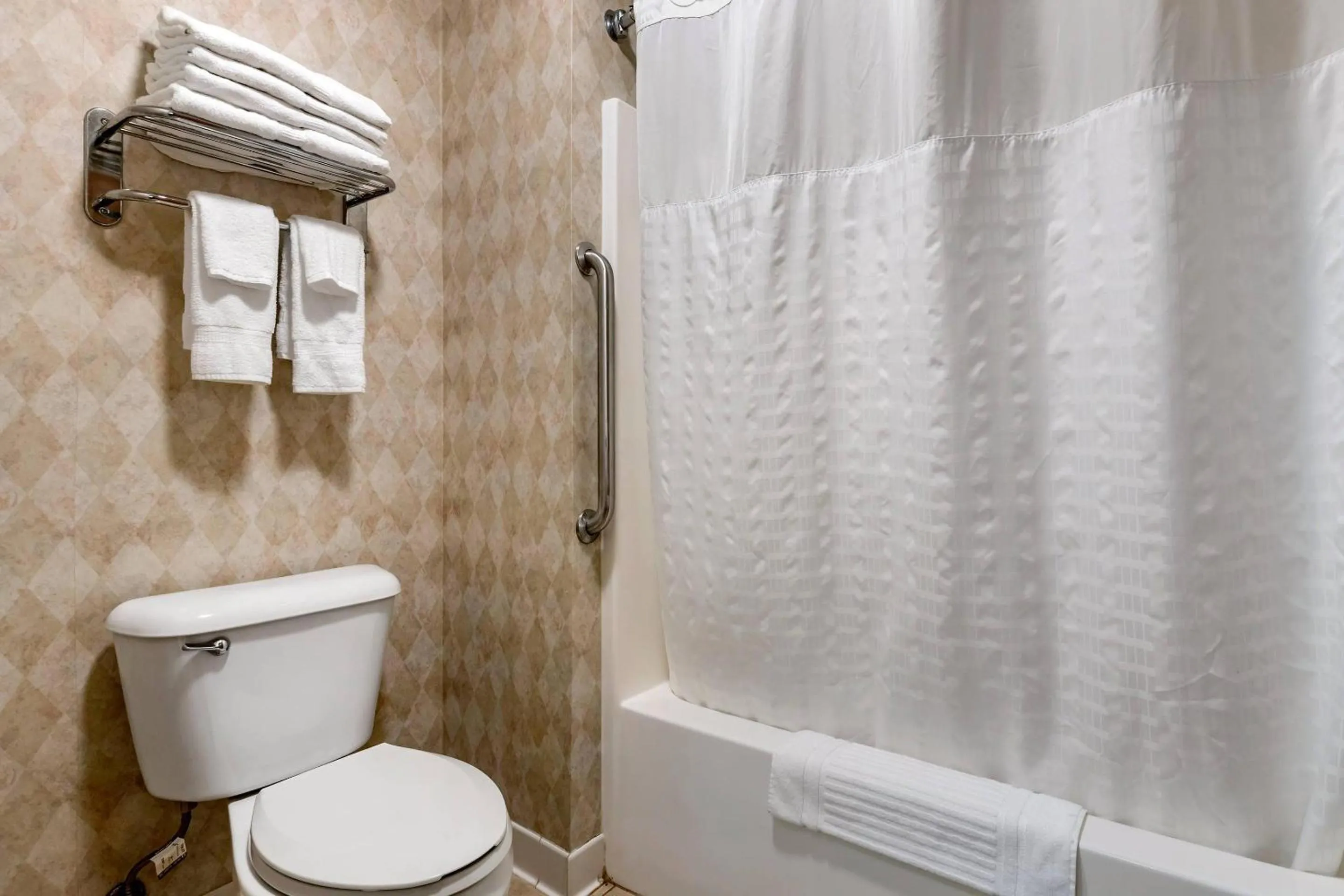 Bedroom in Comfort Inn Dyersville Near the Field of Dreams