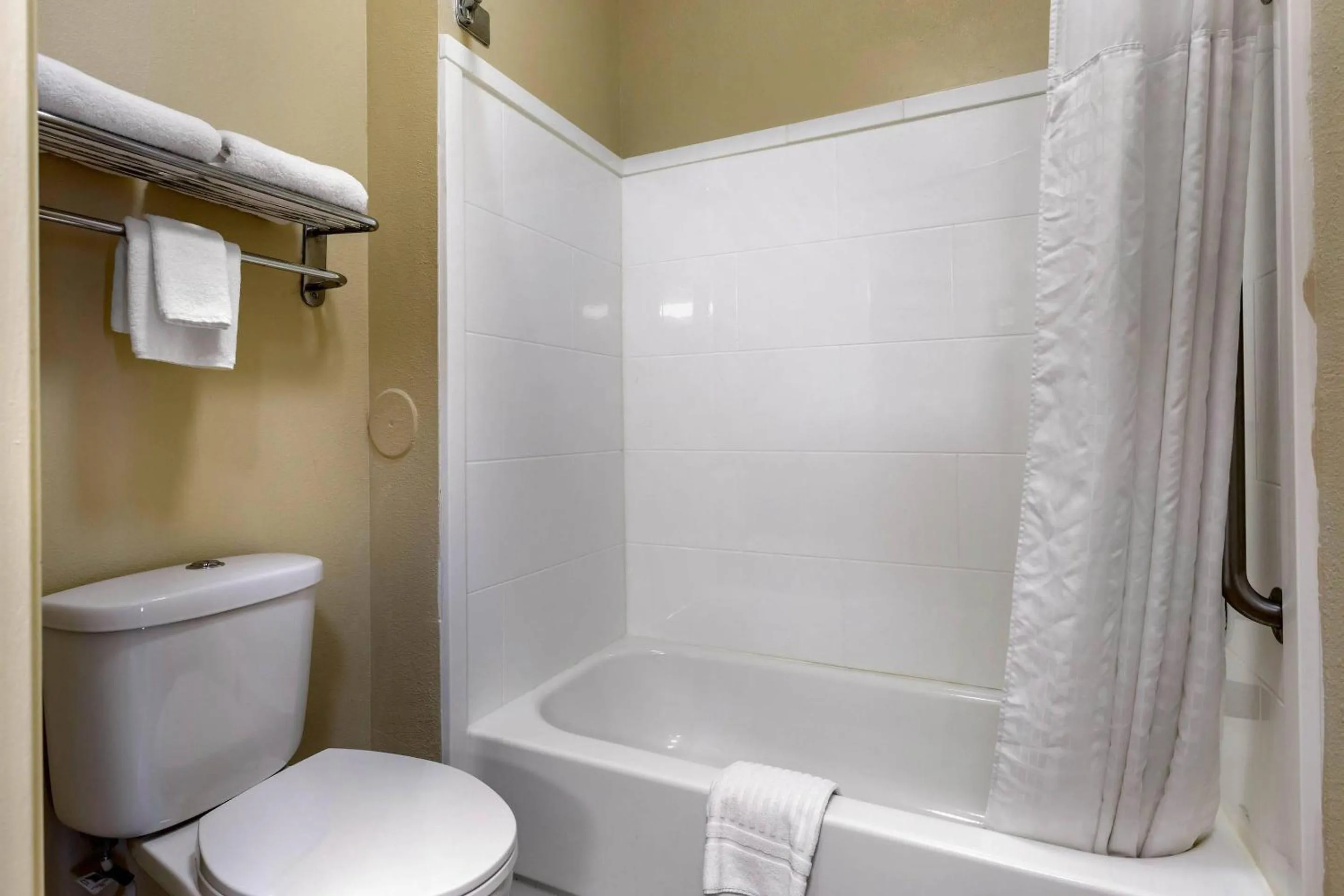 Bedroom in Comfort Inn Walcott near Davenport