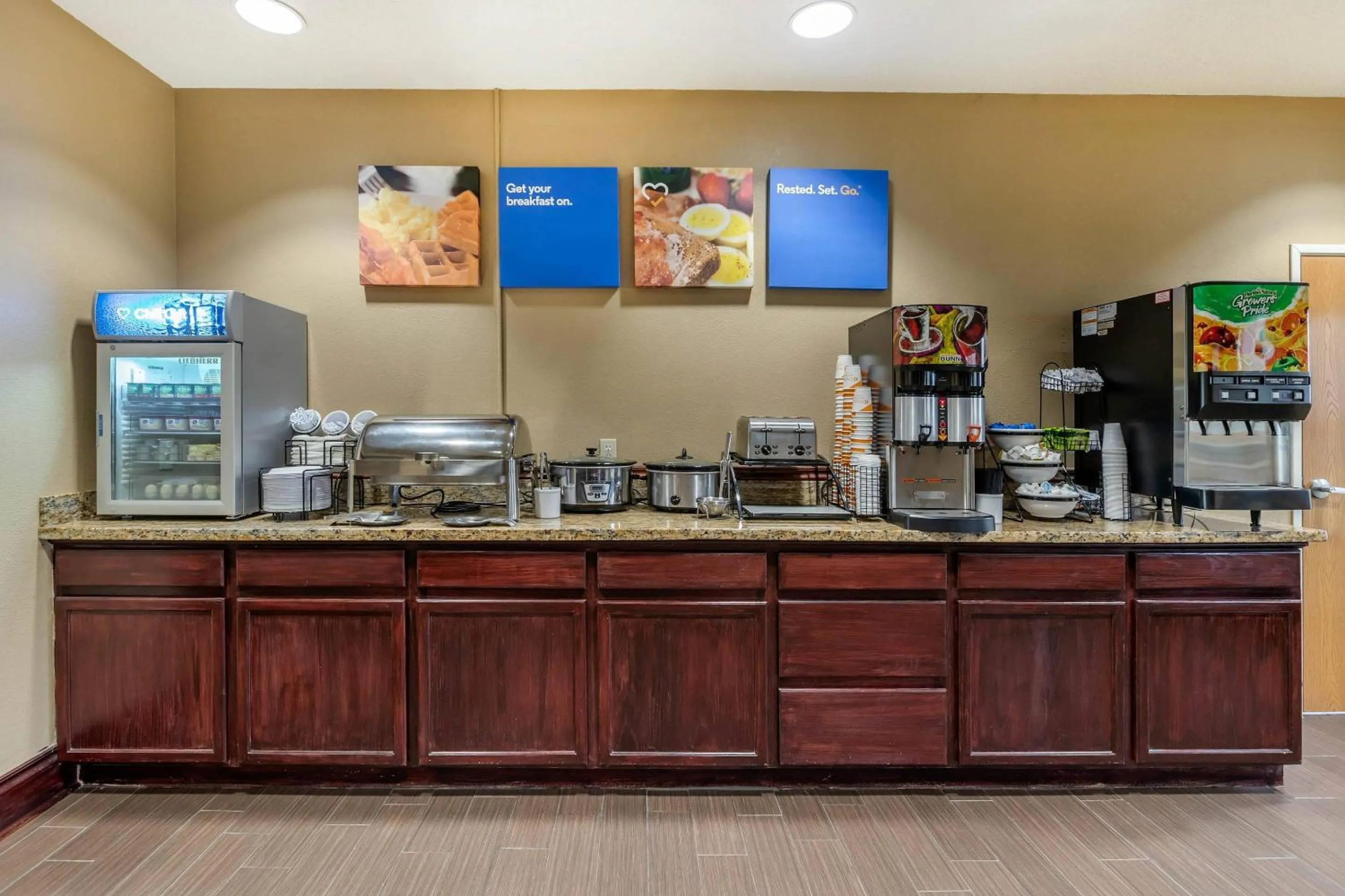 Breakfast in Comfort Inn Walcott near Davenport