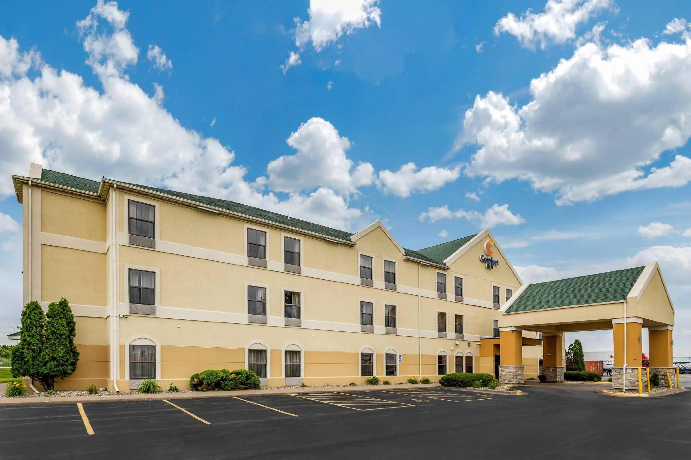 Property building in Comfort Inn Walcott near Davenport