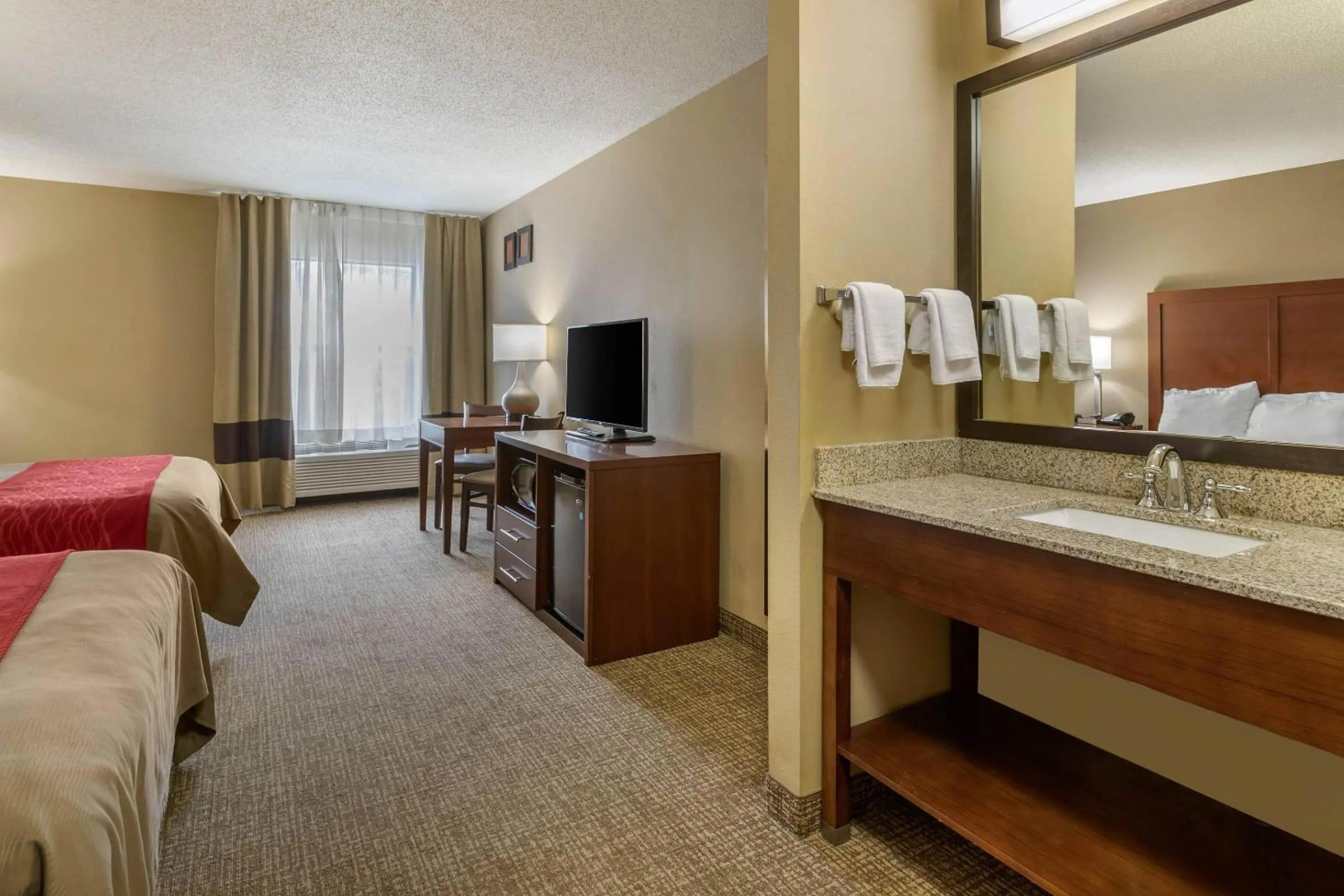 Bedroom, Bed in Comfort Inn Walcott near Davenport