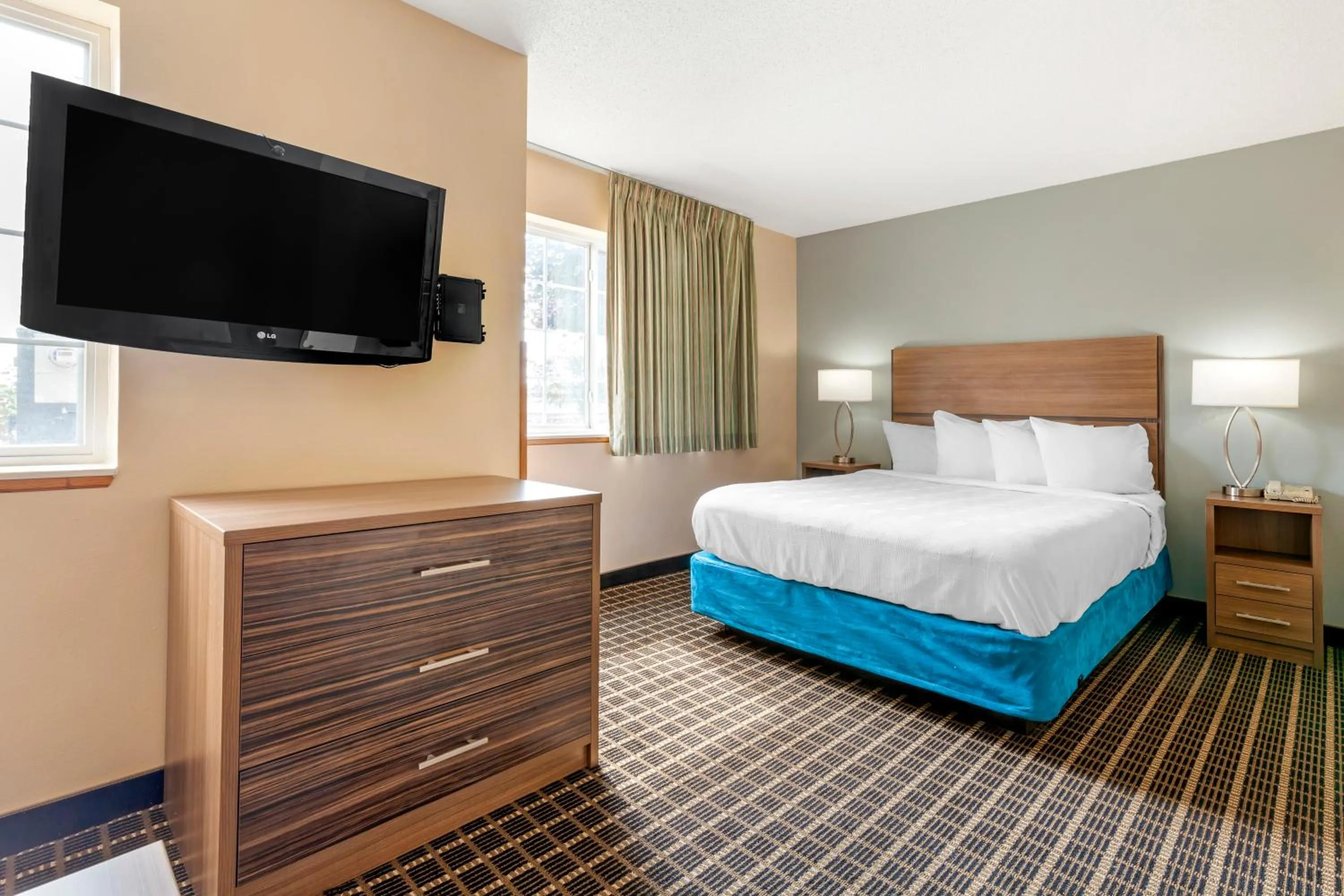 Bed in MainStay Suites Dubuque at Hwy 20