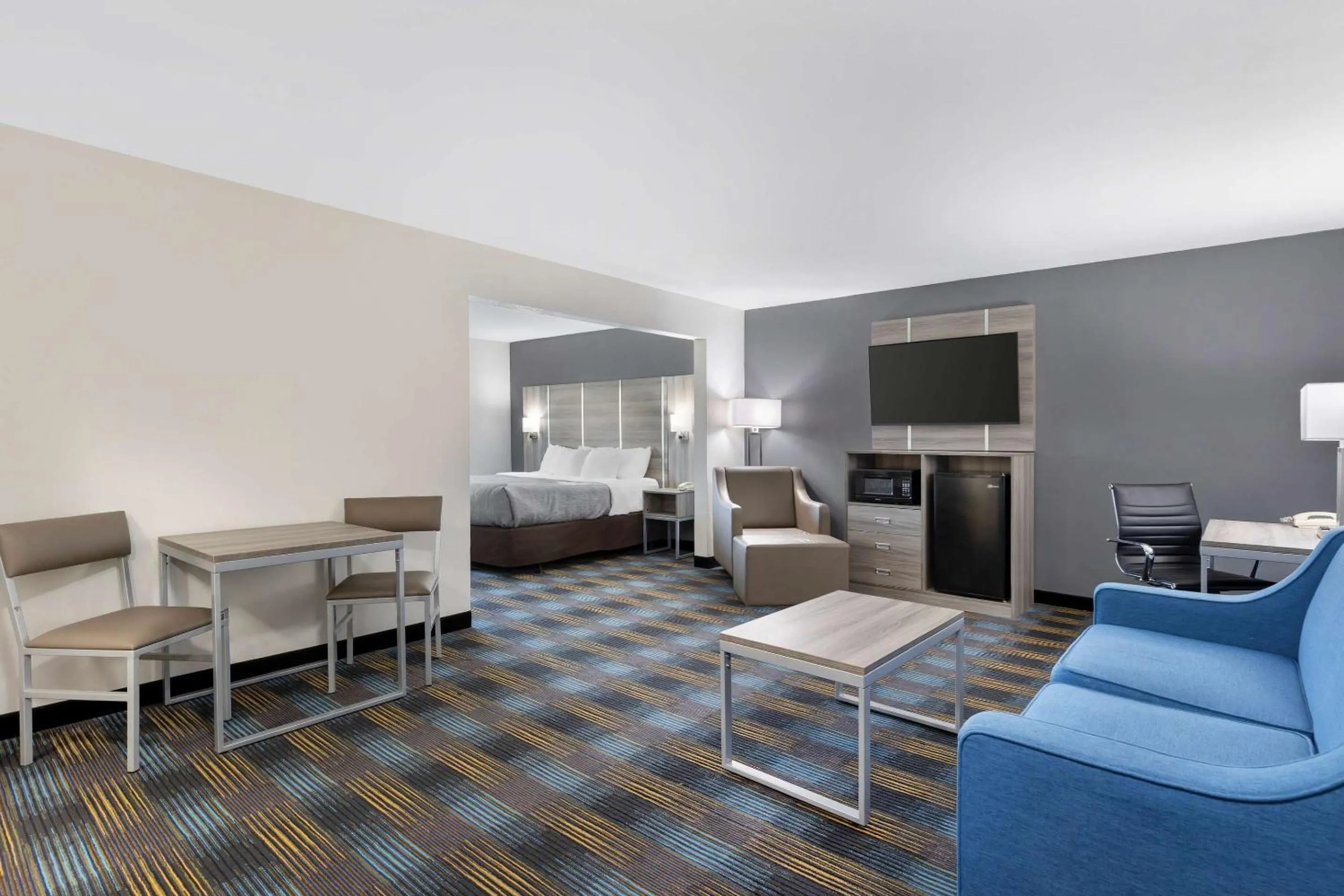 Bedroom in Quality Inn & Suites Fort Madison near Hwy 61