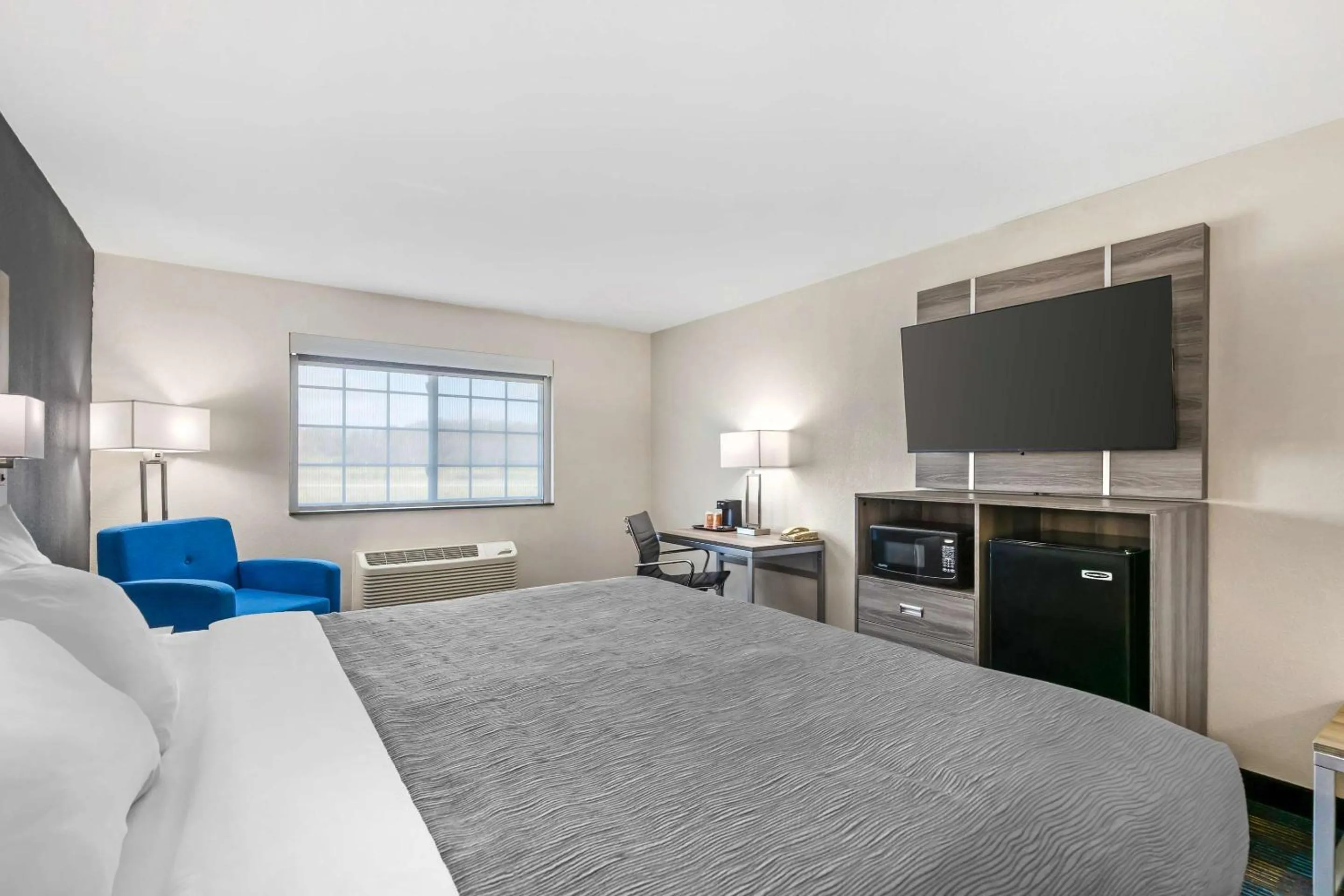 Bedroom, Bed in Quality Inn & Suites Fort Madison near Hwy 61